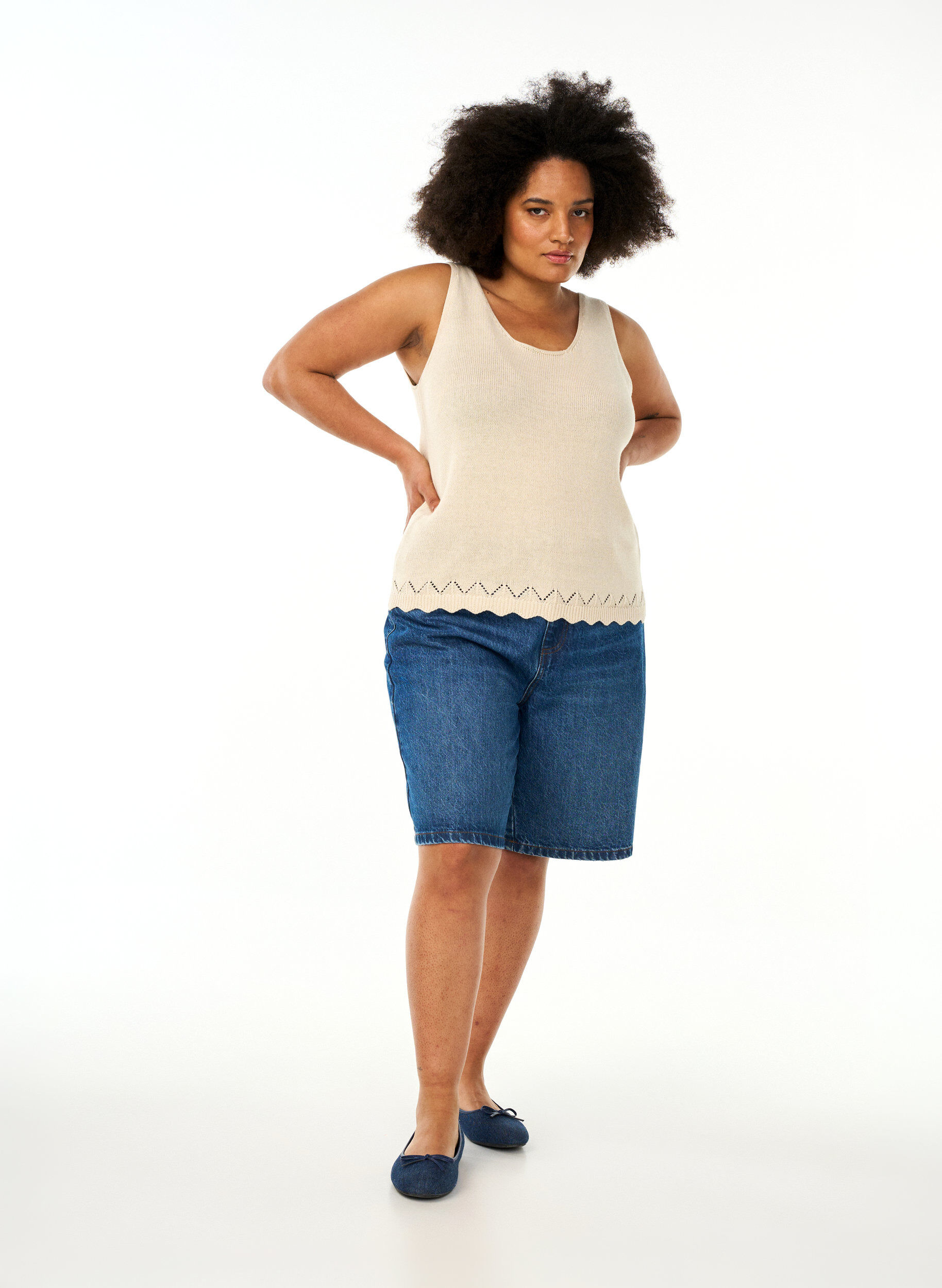 Zizzi &Auml;rmelloses Stricktop mit Muschelkante, Sandshell, Model image number 2