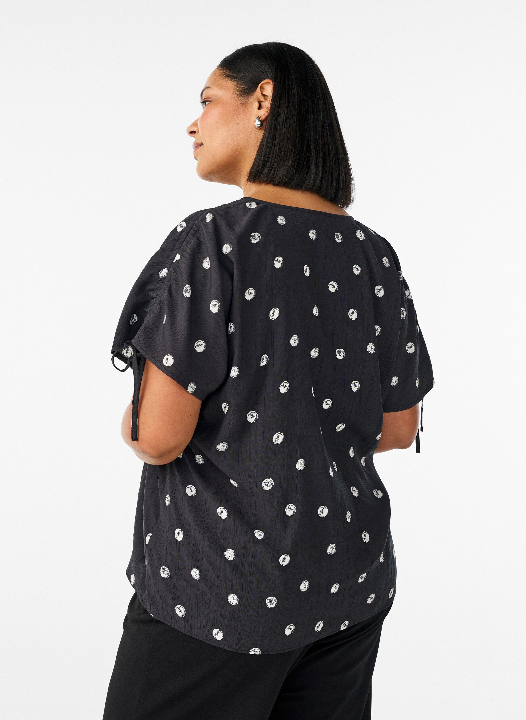 Zizzi Bluse aus Viskose mit gerafften &Auml;rmeln, Schwarz, Model image number 2