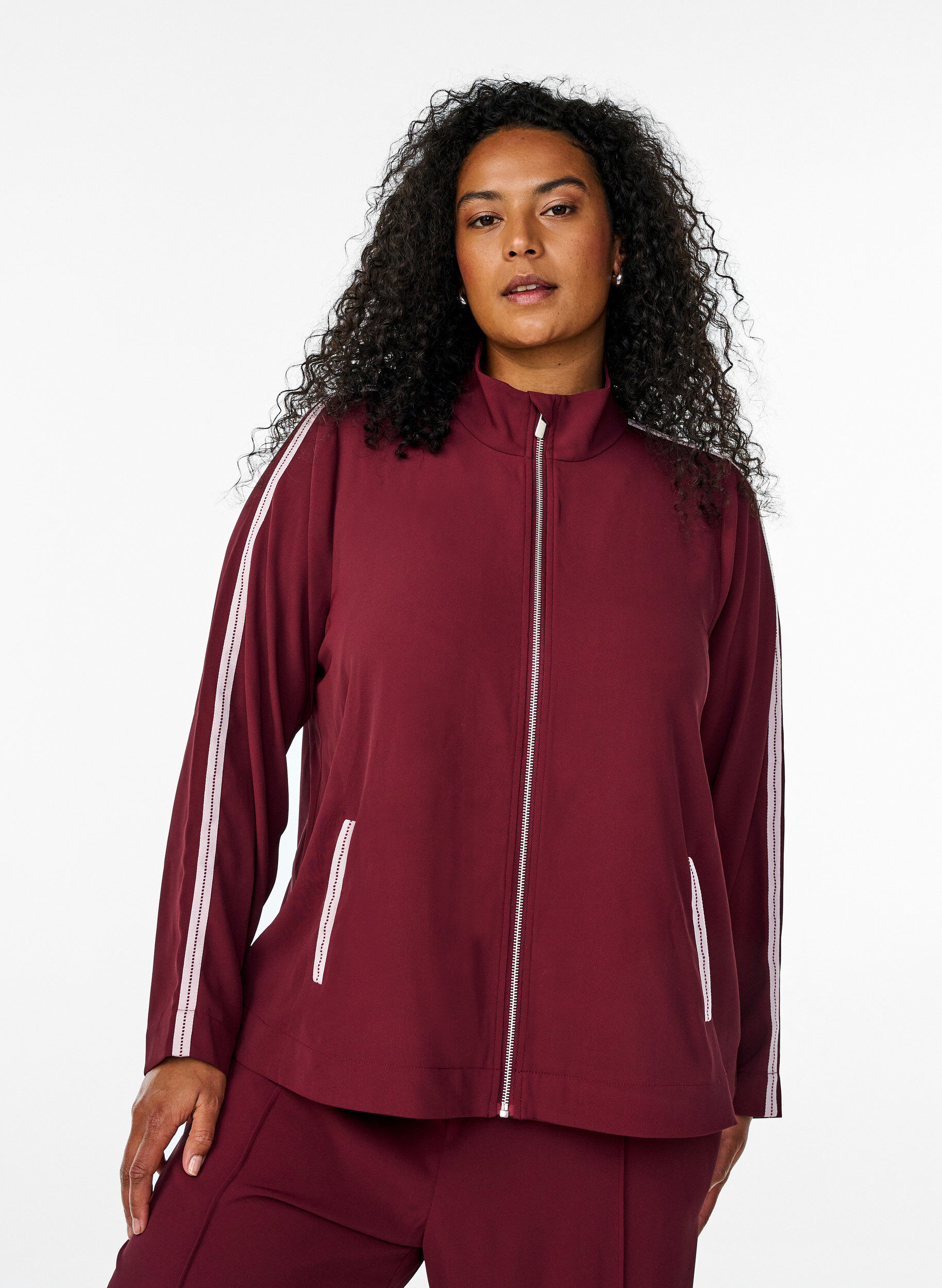 Zizzi Trainingsjacke mit sportlichen Details und Rei&szlig;verschluss, Dunkles Bordeaux, Model image number 0