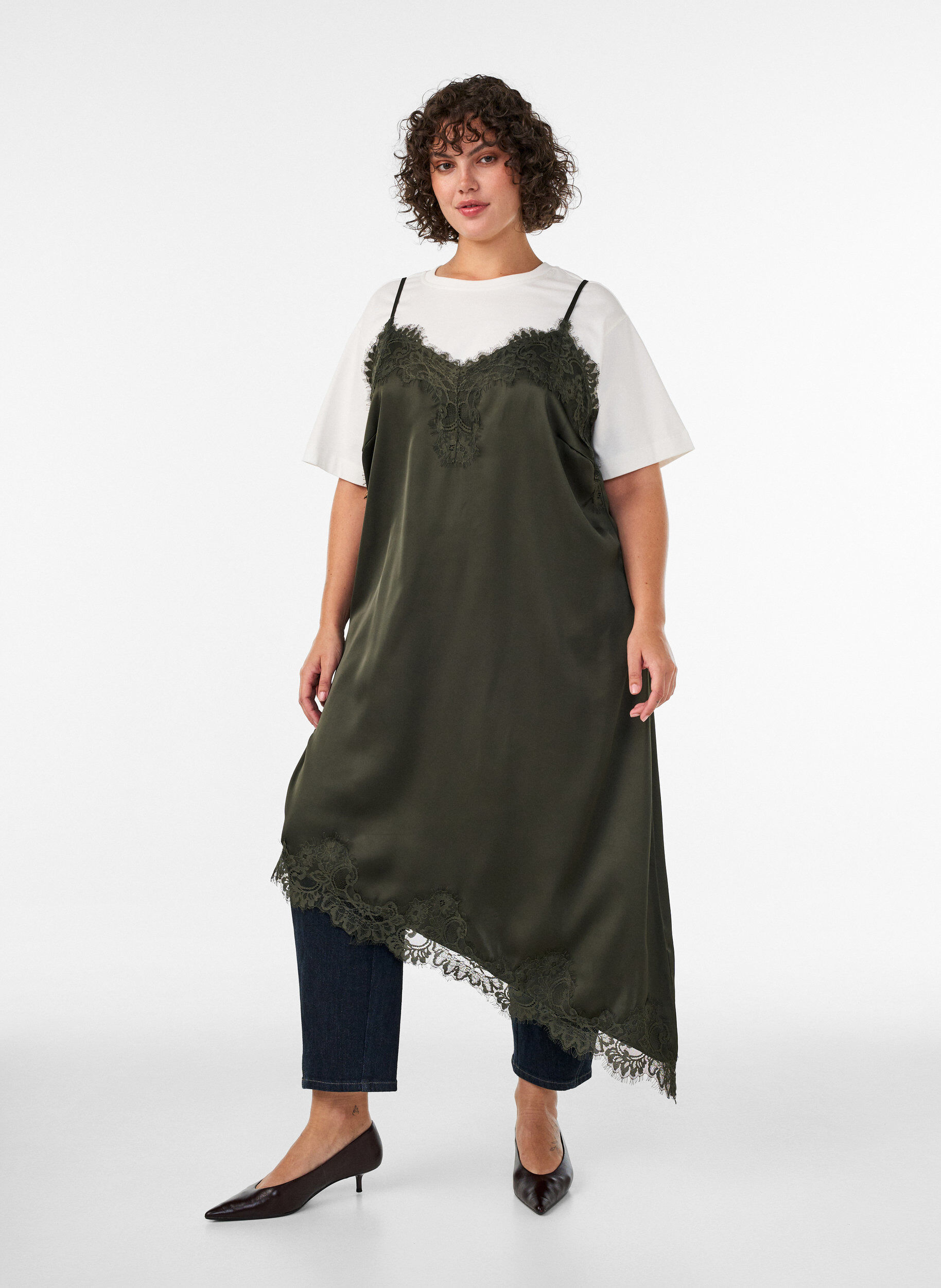Kleid aus Satin mit Spitze und asymmetrischem Saum, Gr&uuml;n, Model