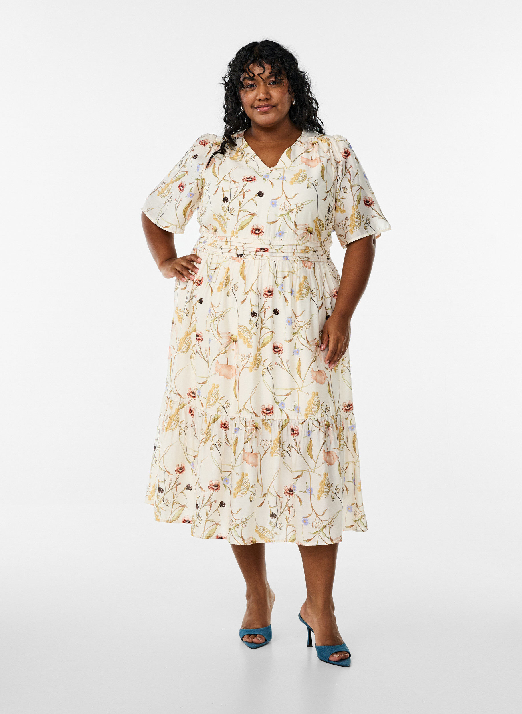 ZizziRobe mi-longue &agrave; fleurs avec une forme trap&egrave;ze, Beige, Model image number 1