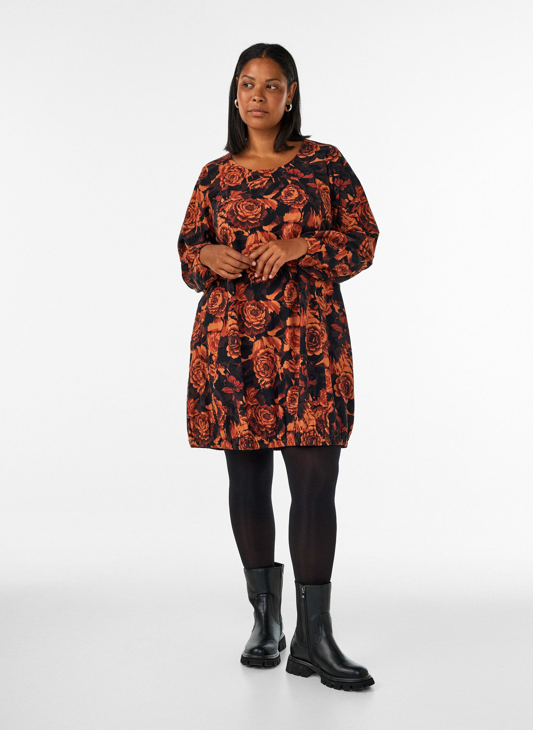 ZizziRobe courte en coton avec un ourlet &eacute;lastique et des manches longues, Noir, Model image number 1