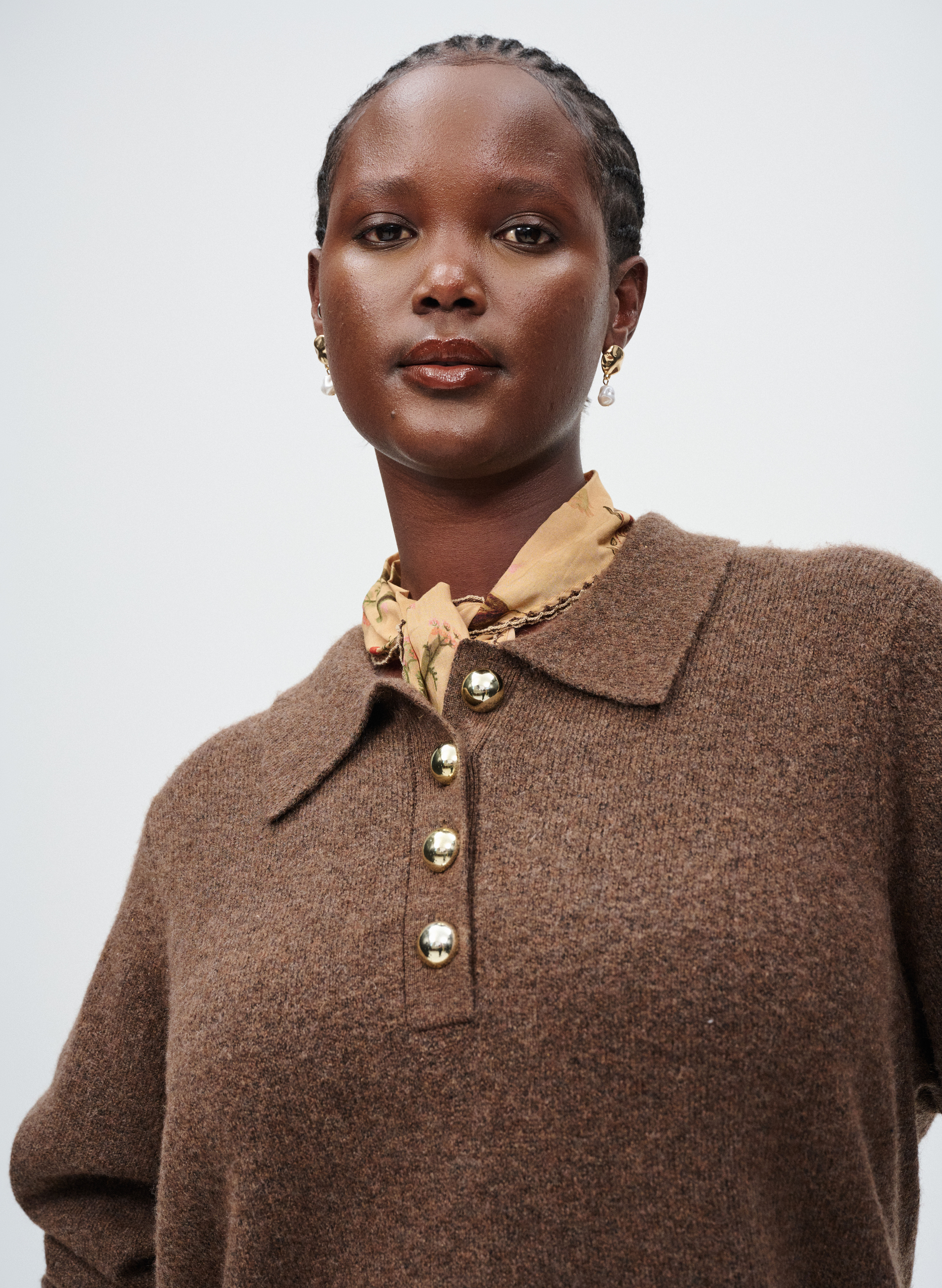 Zizzi Robe en maille avec boutons dor&eacute;s, , Model