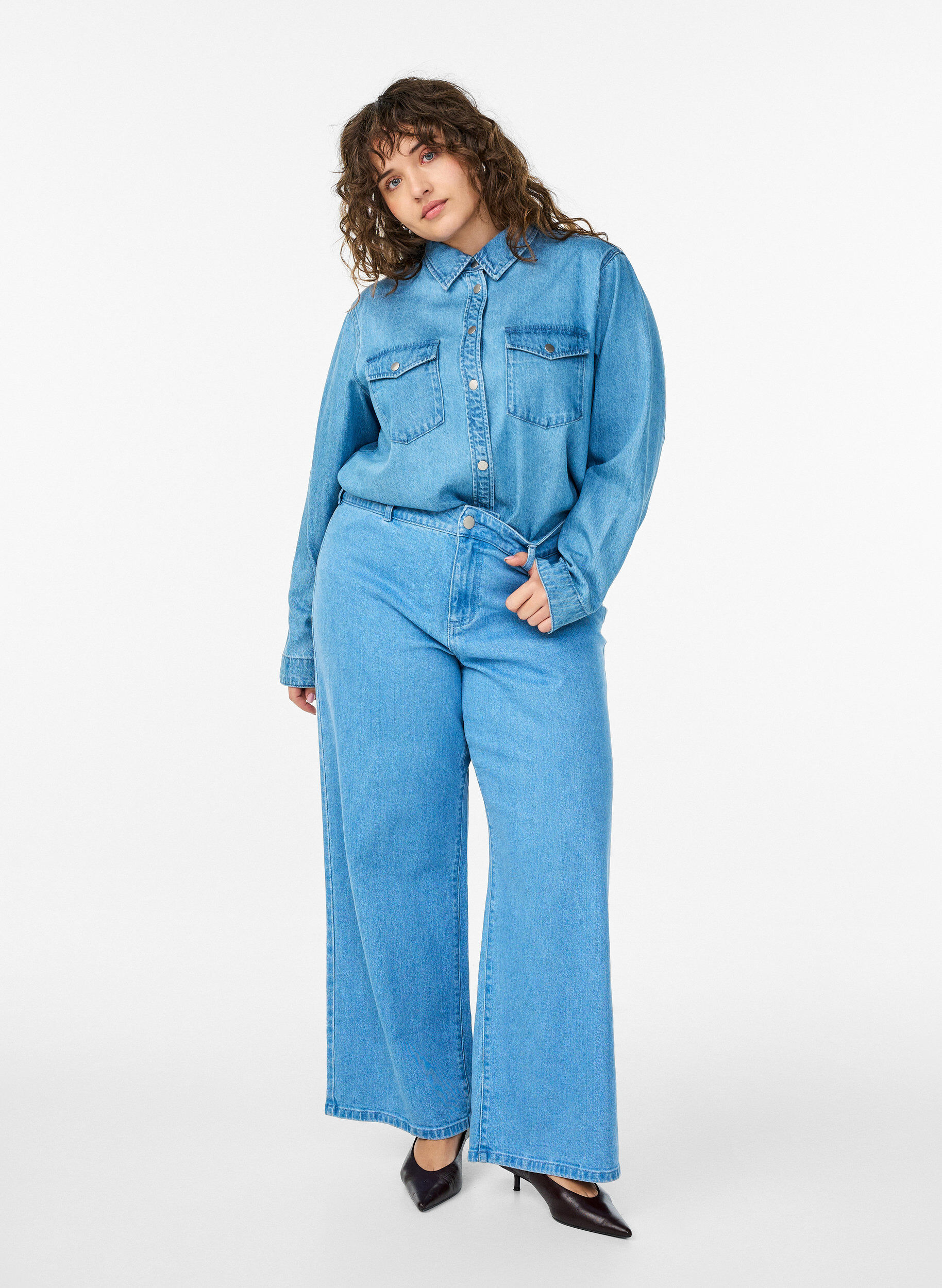 Zizzi Chemise en jean avec poches poitrine, Bleu, Model image number 1