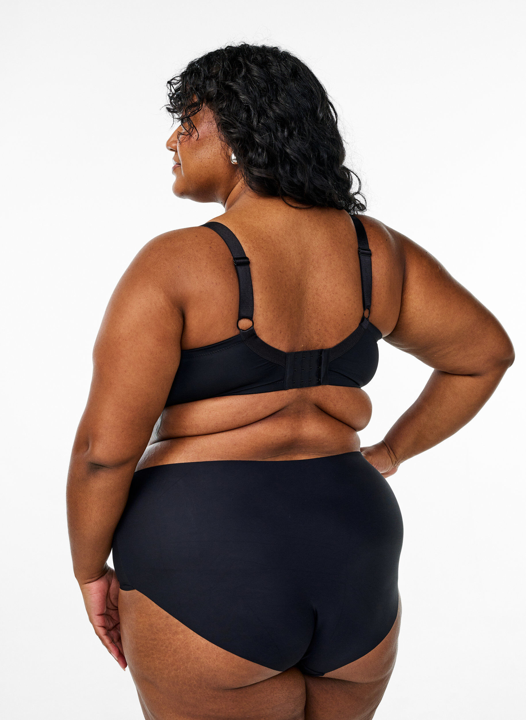 Zizzi Soutien-gorge moul&eacute; en microfibre avec des d&eacute;tails en satin, Noir, Model image number 2