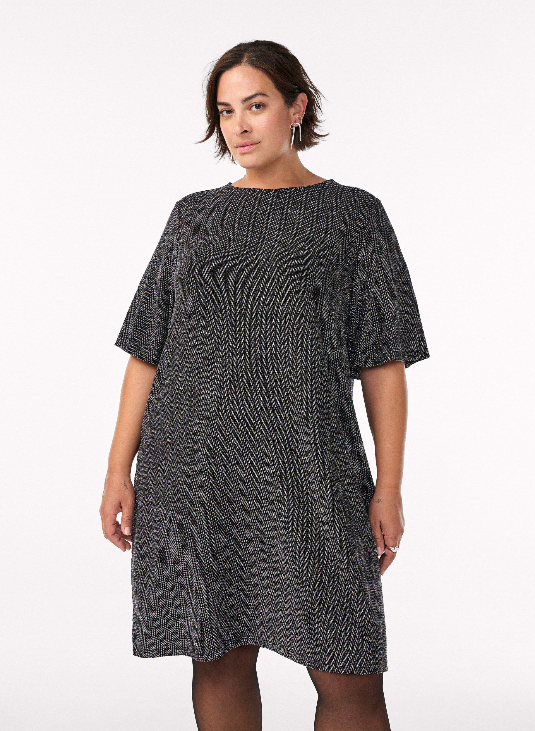 Kurzes Kleid mit Glitzermuster, Schwarz, Model