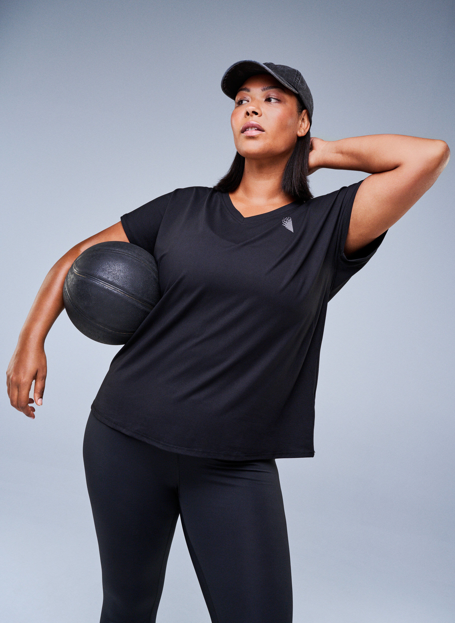 Zizzi Lockeres Trainings-T-Shirt mit V-Ausschnitt, Schwarz, Image image number 0