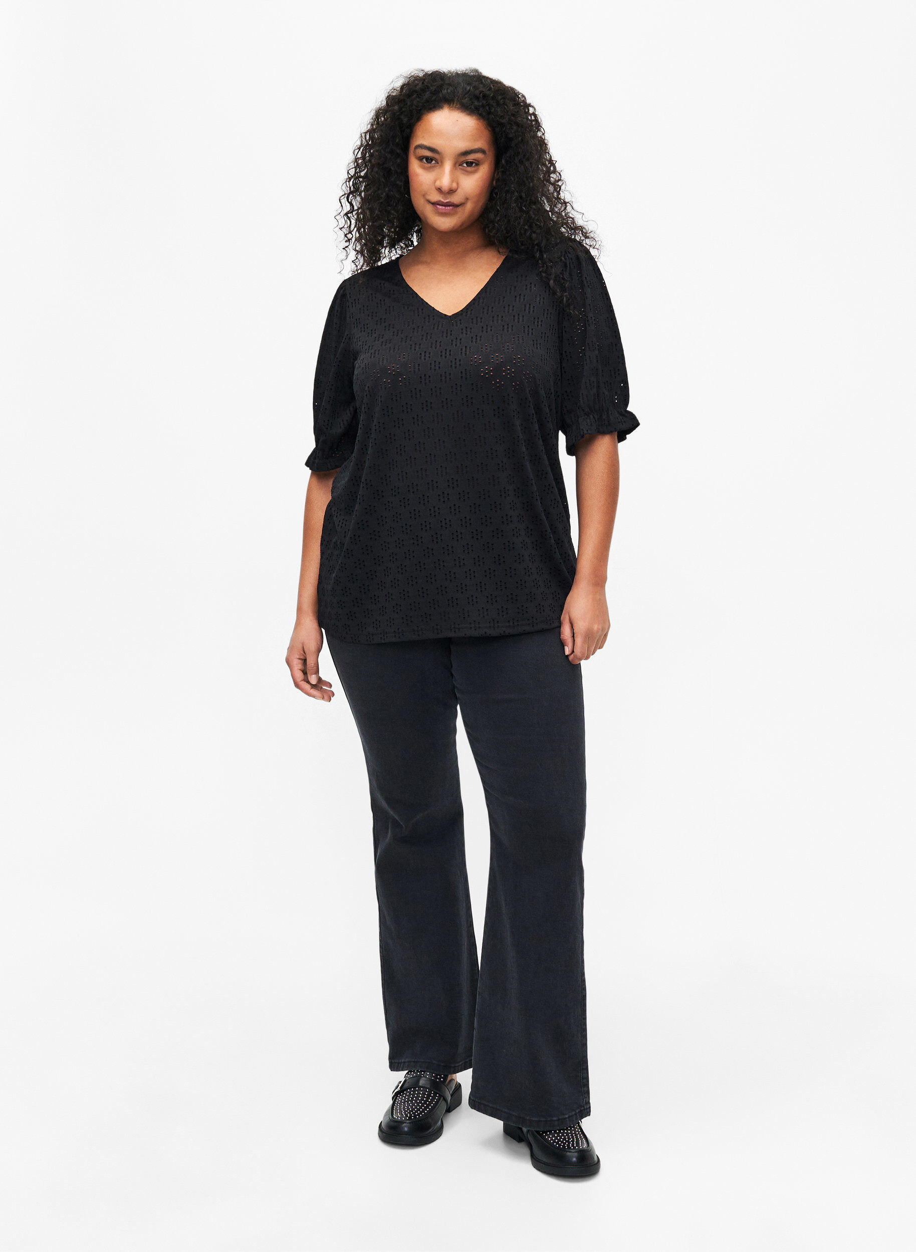 Zizzi Bluse mit V-Ausschnitt und Lochmuster, Black, Model image number 2