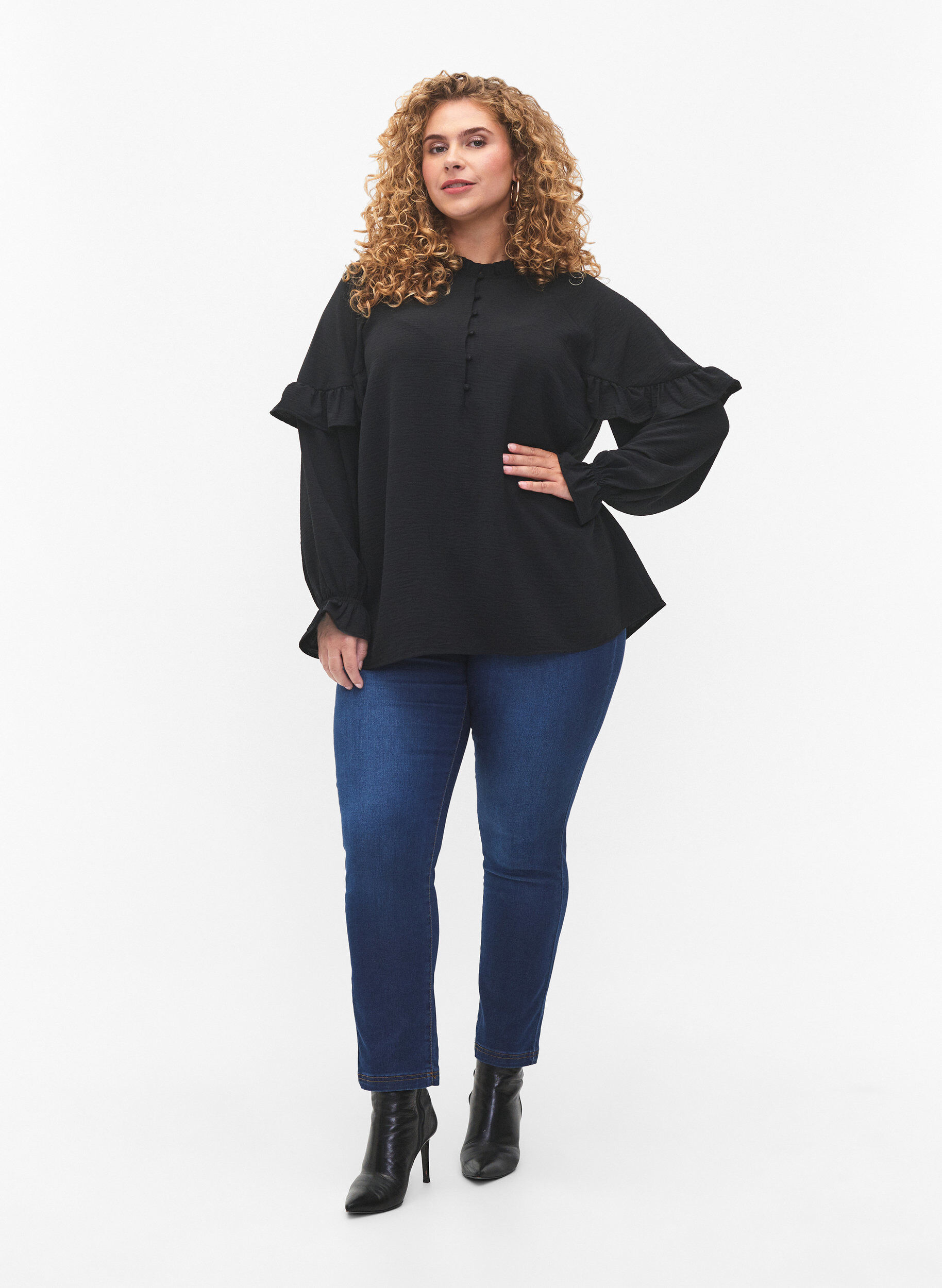 Zizzi Bluse mit R&uuml;schen und Kn&ouml;pfen, Black, Model image number 2