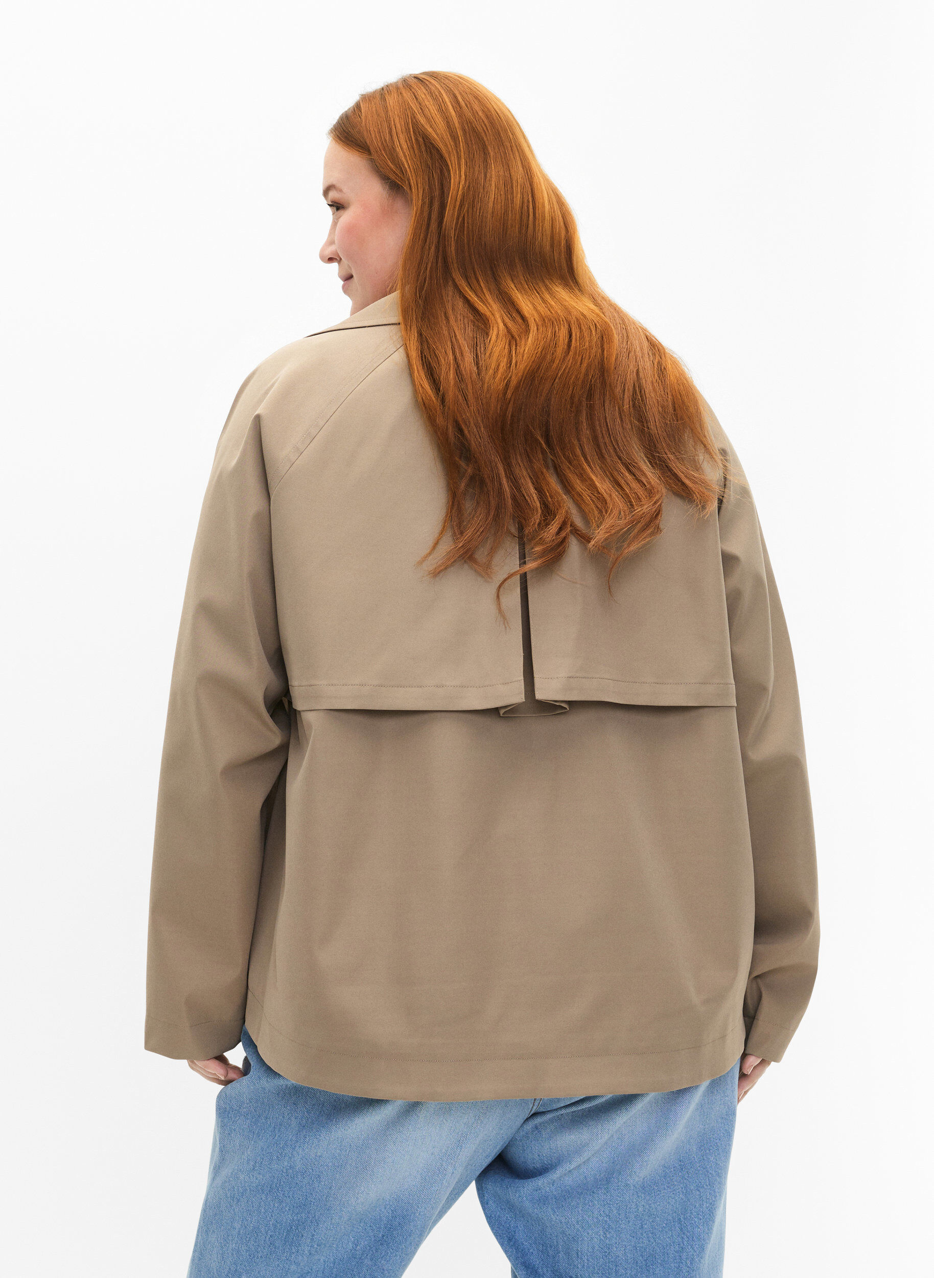 Zizzi Kurzer Trenchcoat mit Druckknopfverschluss, Coriander, Model image number 1