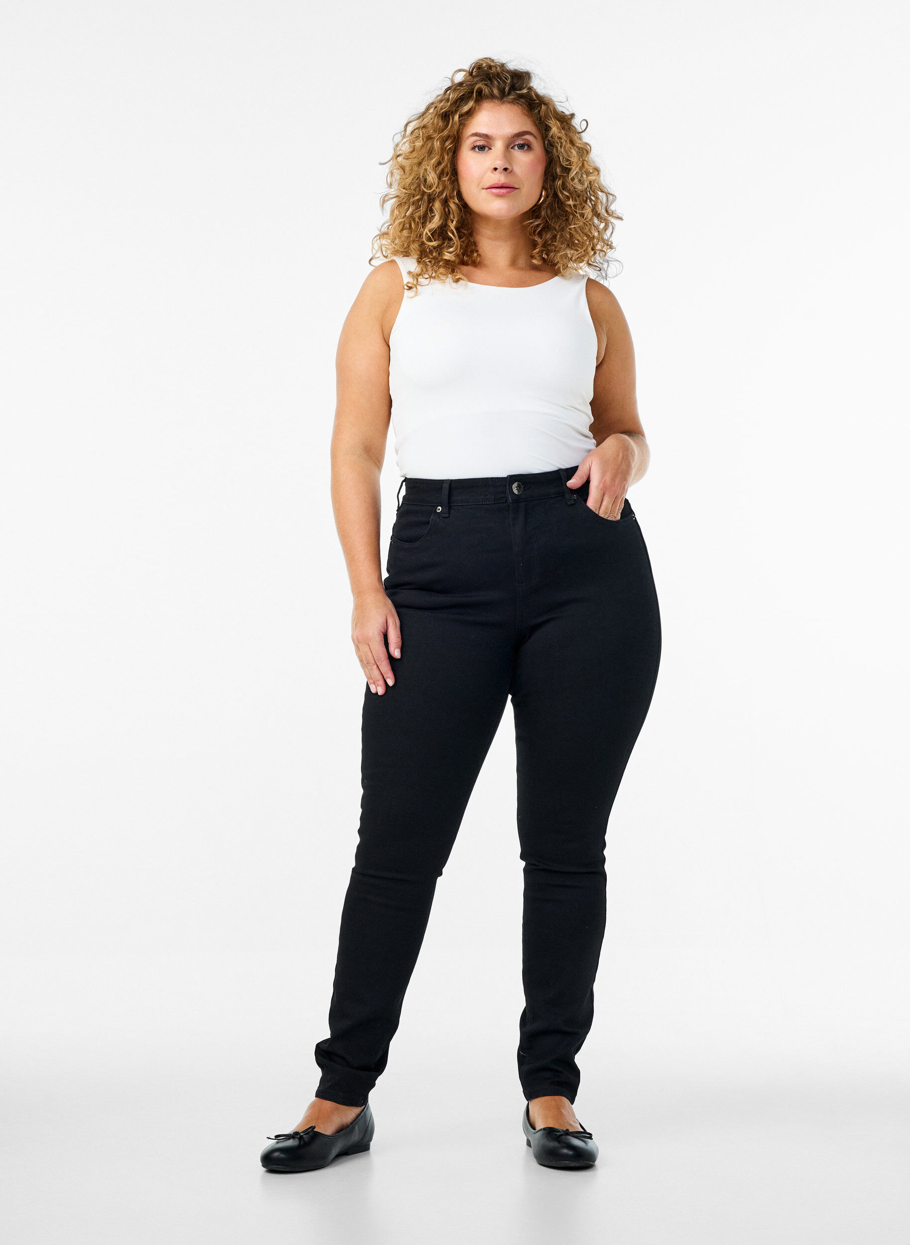 Amy Jeans mit hoher Taille und extra schlanker Passform, Schwarz, Model