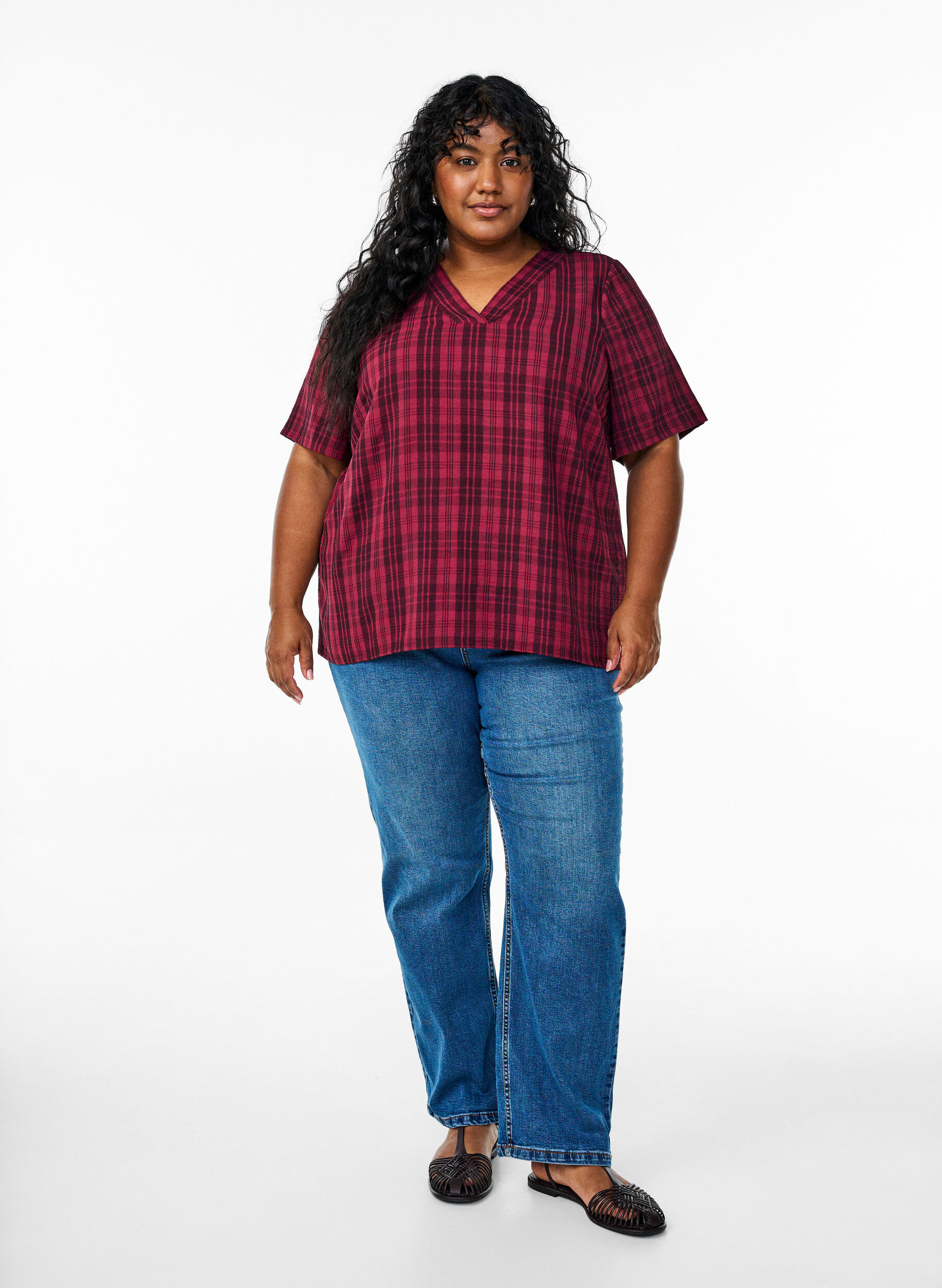 Zizzi Chemisier &agrave; motif carreaux et encolure en V, Bordeaux fonc&eacute;, Model image number 1