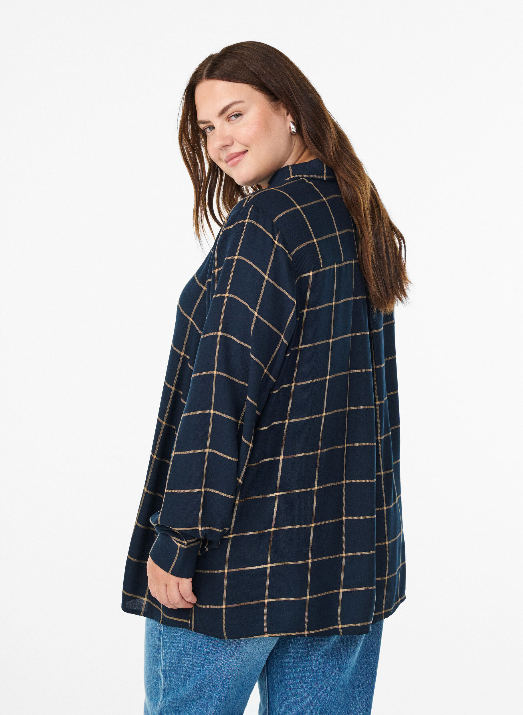 Zizzi Karierte Oversize-Bluse aus Baumwolle, Blau, Model image number 2