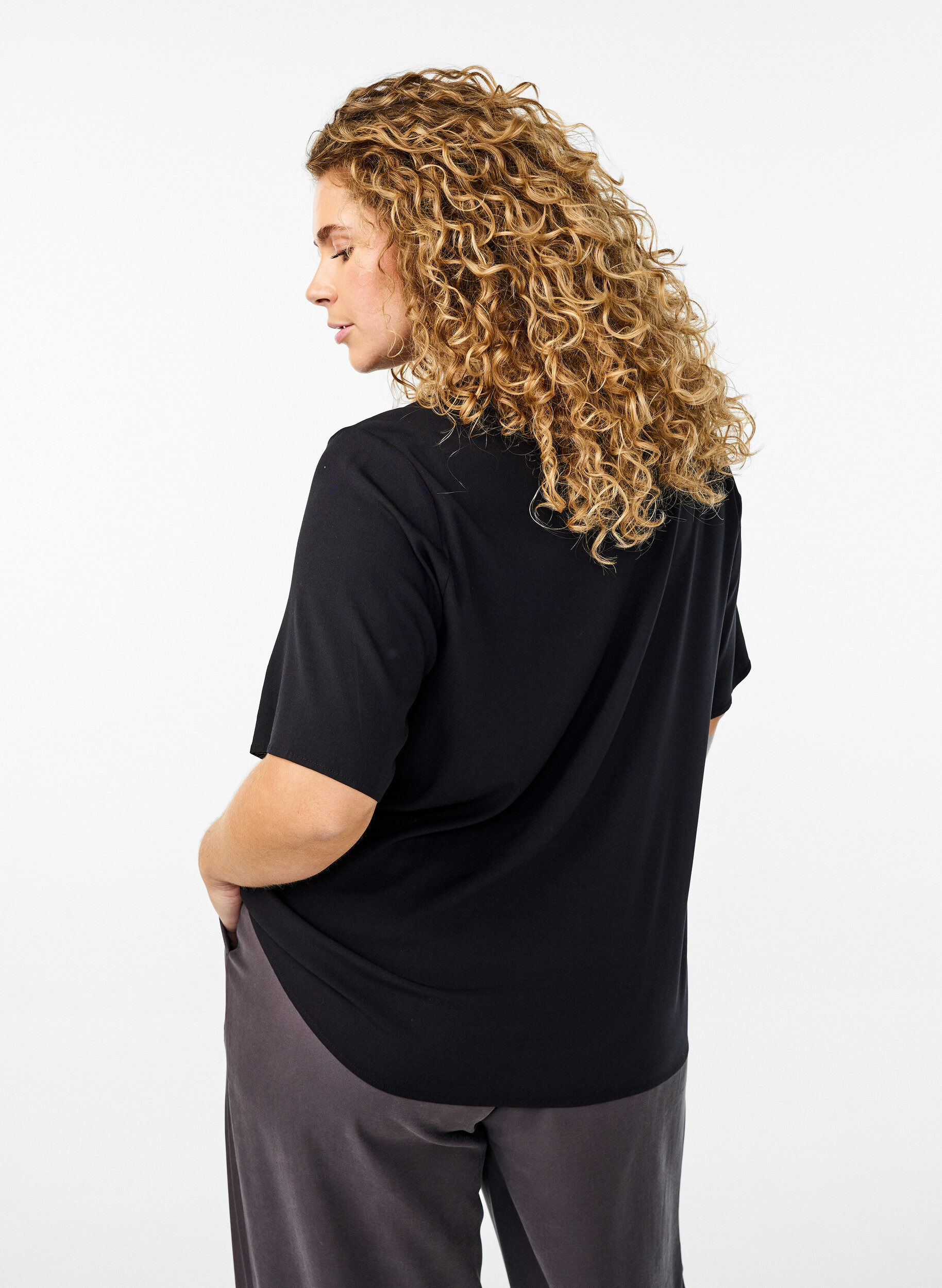 Zizzi Kurz&auml;rmelige, gewebte Bluse mit Rundhals, Schwarz, Model image number 2