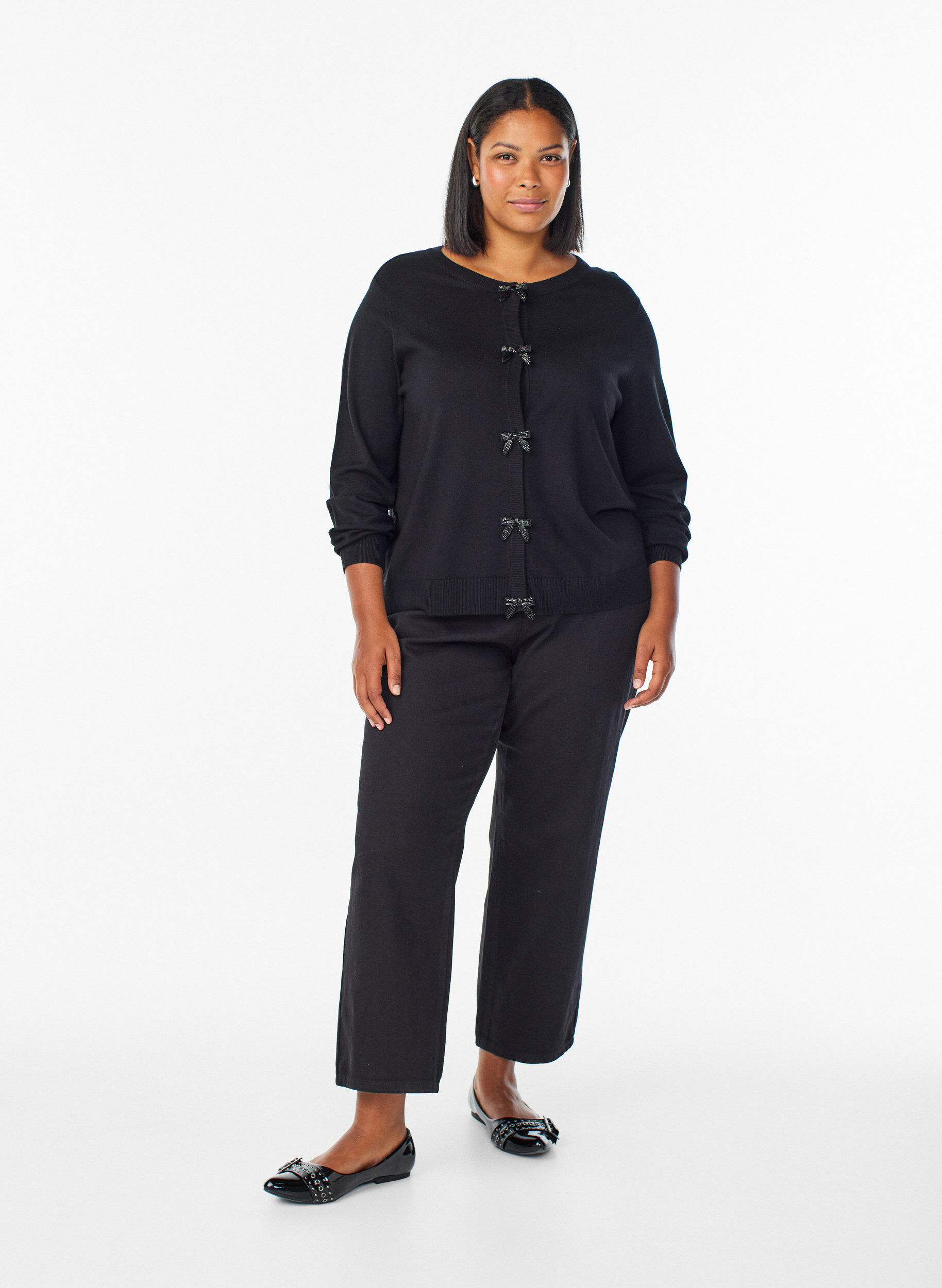 Zizzi Cardigan mit perlenbestickten Schleifen und Druckkn&ouml;pfen, Schwarz, Model image number 1