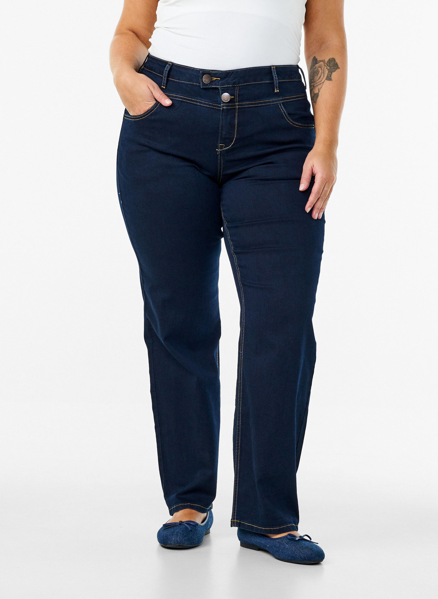 Zizzi Gemma Jeans in Regular Fit mit hohem Bund, Blau, Model image number 2