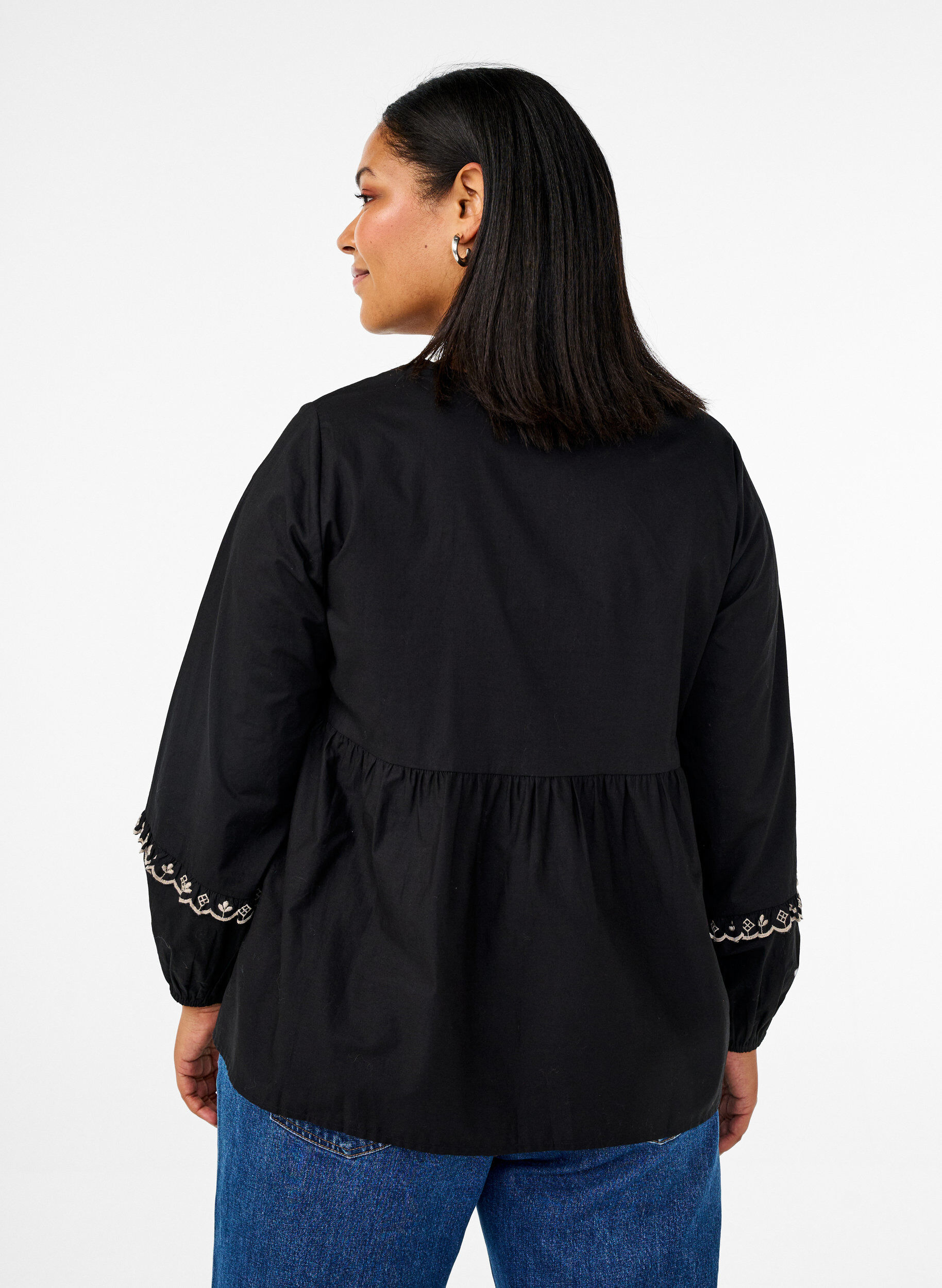 Zizzi Bluse mit offener Vorderseite und aufwendigen Stickereien, Schwarz, Model image number 2