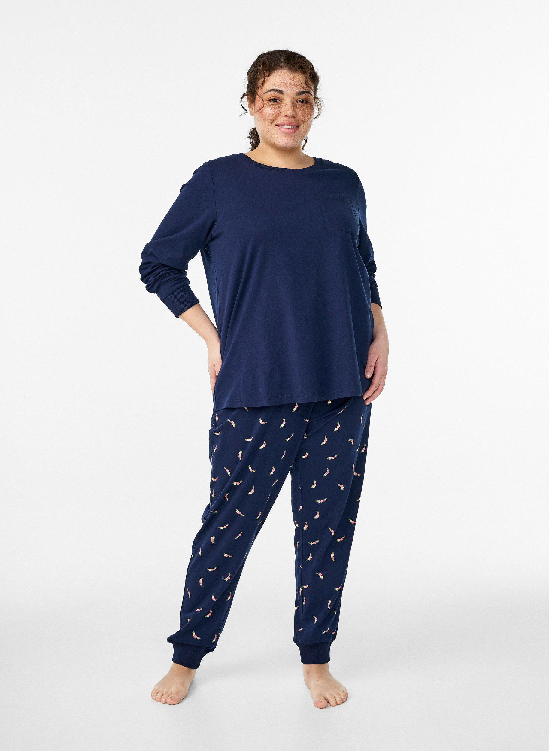 Zizzi Lang&auml;rmliges Pyjamaoberteil aus weichem Baumwolljersey, Blau, Model image number 1