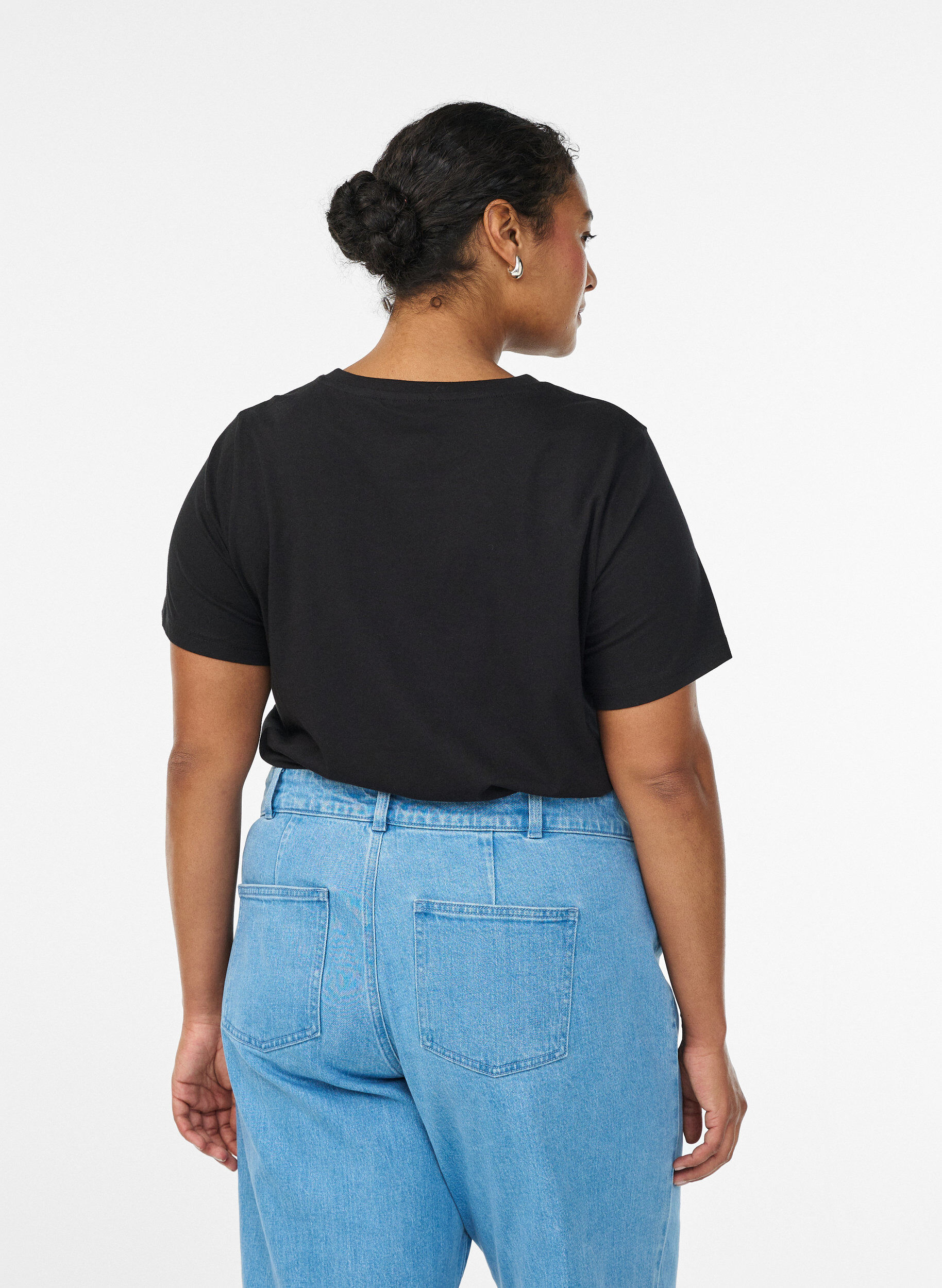 Zizzi T-shirt en coton avec un d&eacute;tail d&eacute;coratif sur le devant, Noir, Model image number 2