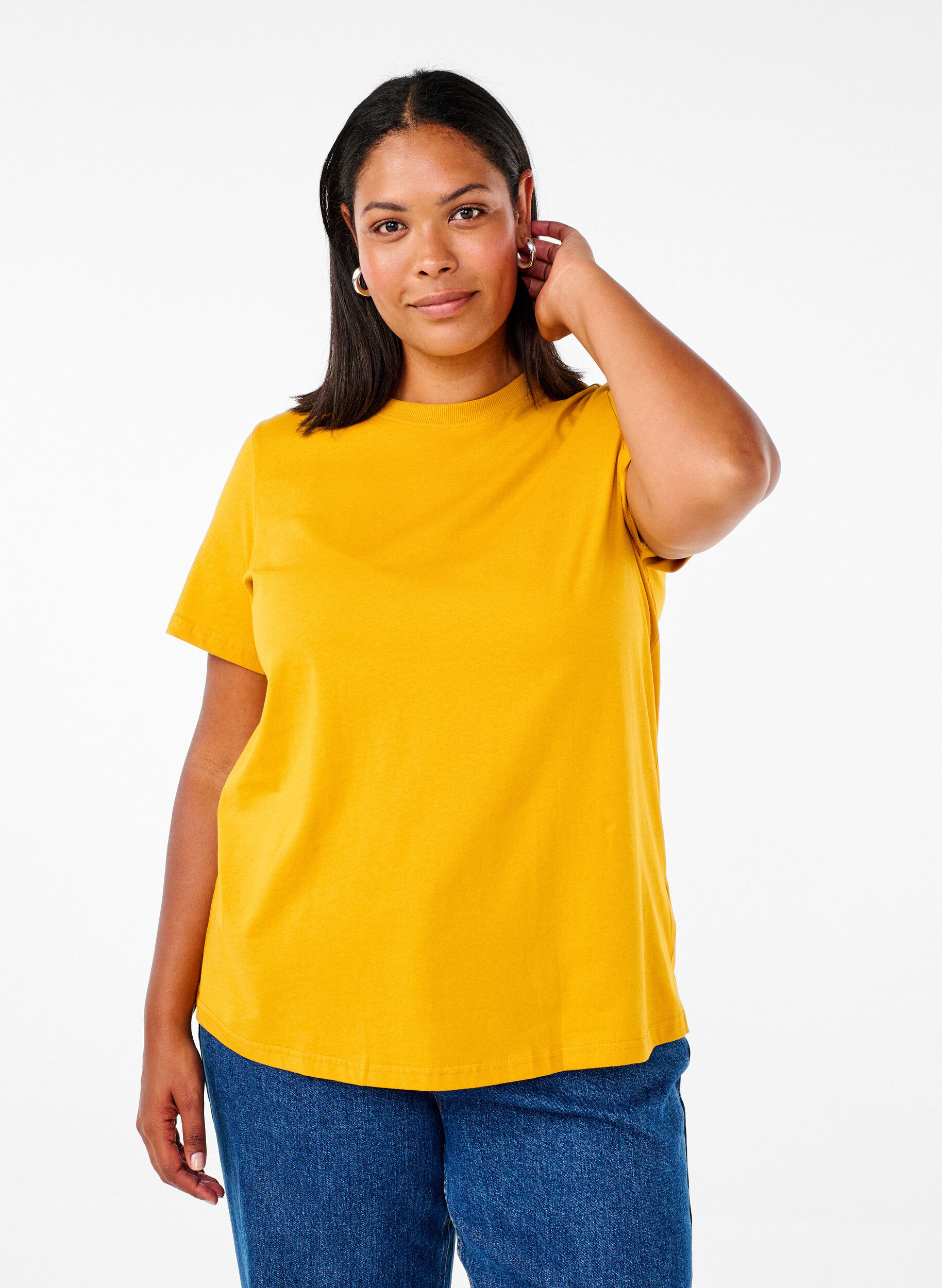 Basic-T-Shirt aus Baumwolle mit Rundhalsausschnitt, Gelb, Model