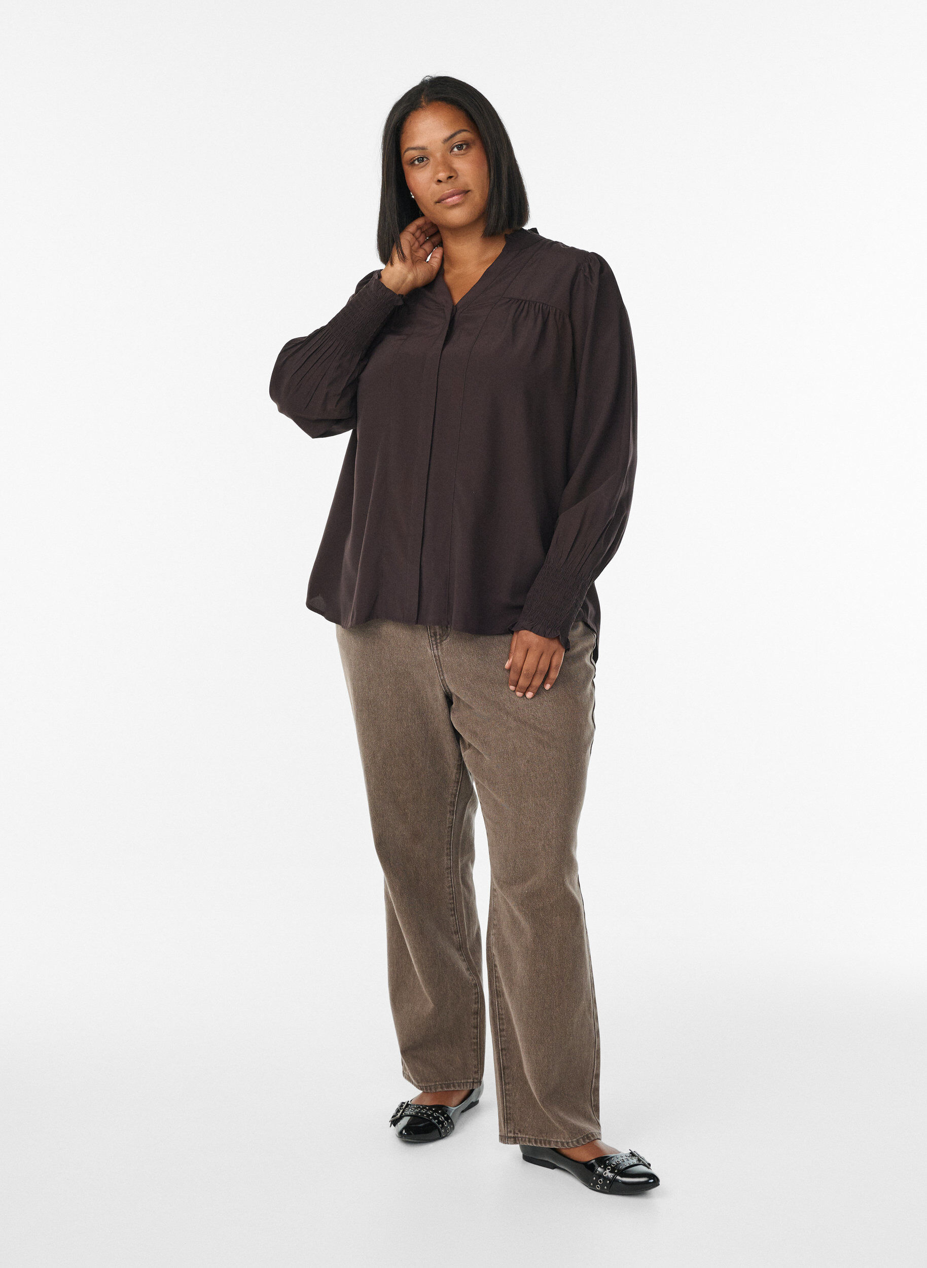 Zizzi Bluse mit R&uuml;schenkragen und Raffung, Braun, Model image number 1