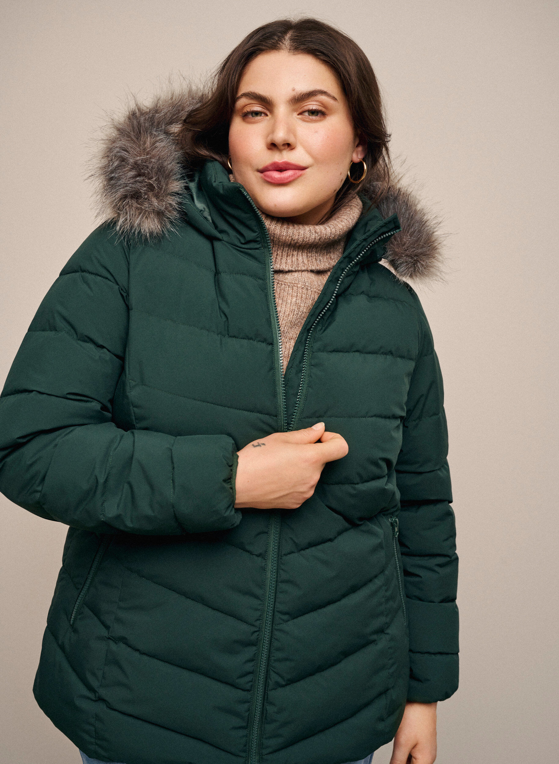 Zizzi Kurze Steppjacke mit Kapuze, Gr&uuml;n, Image image number 1