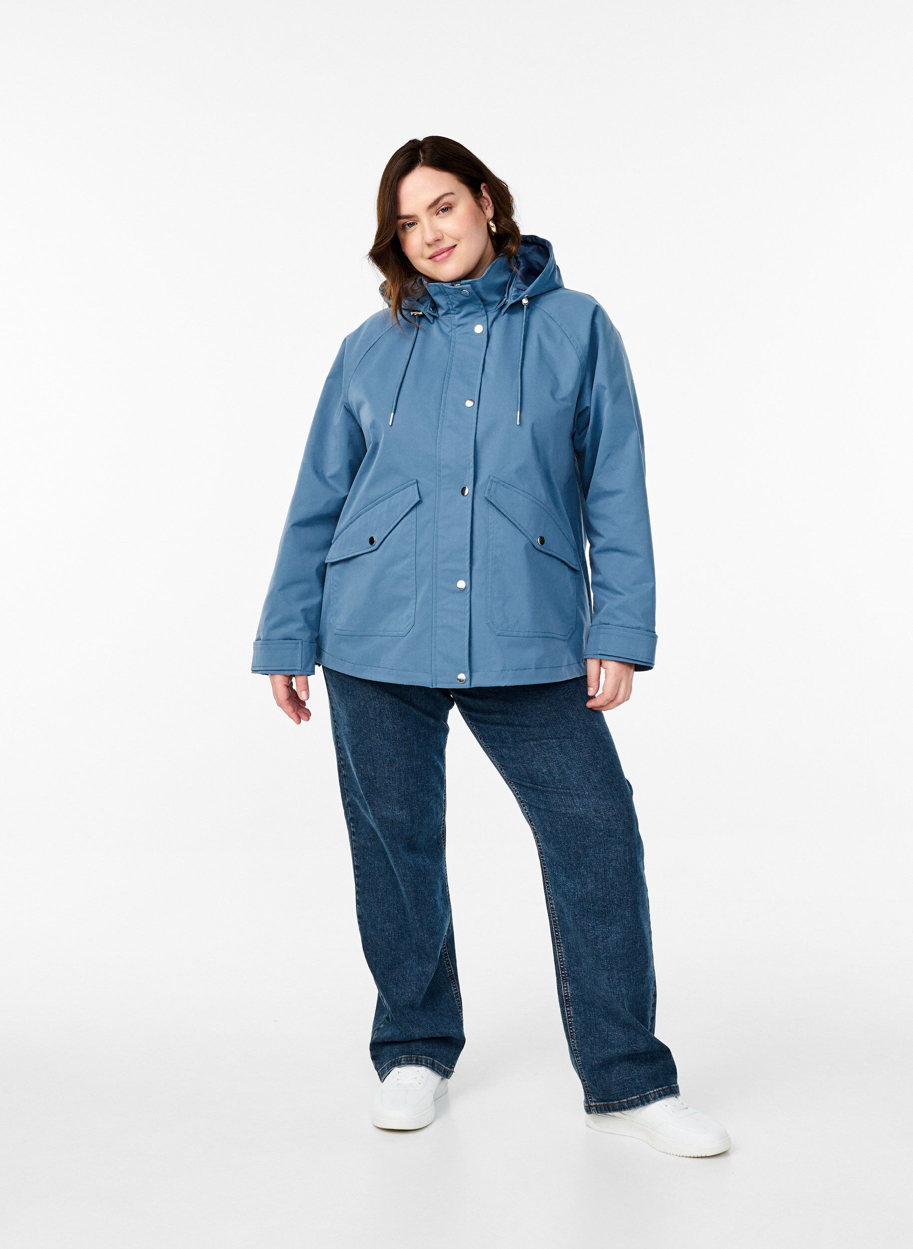 Zizzi Kurze Fr&uuml;hlingsjacke mit abnehmbarer Kapuze, Blau, Model image number 1
