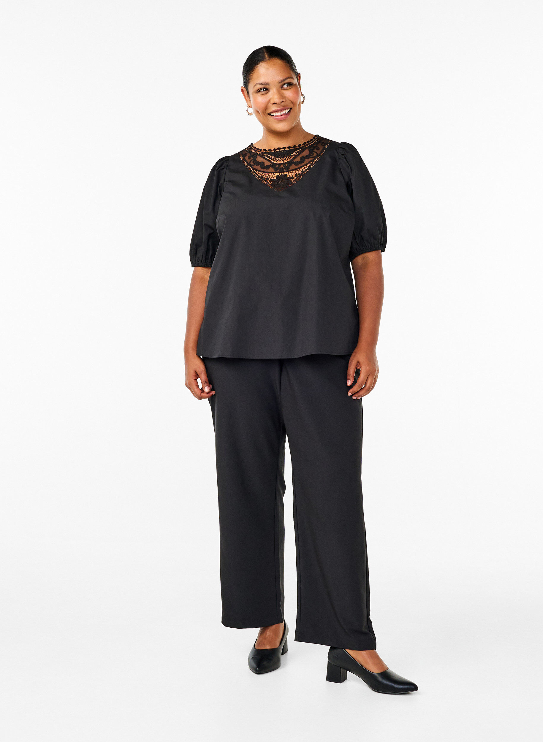 Zizzi Kurz&auml;rmelige Bluse mit Spitzendetail, Black, Model image number 2