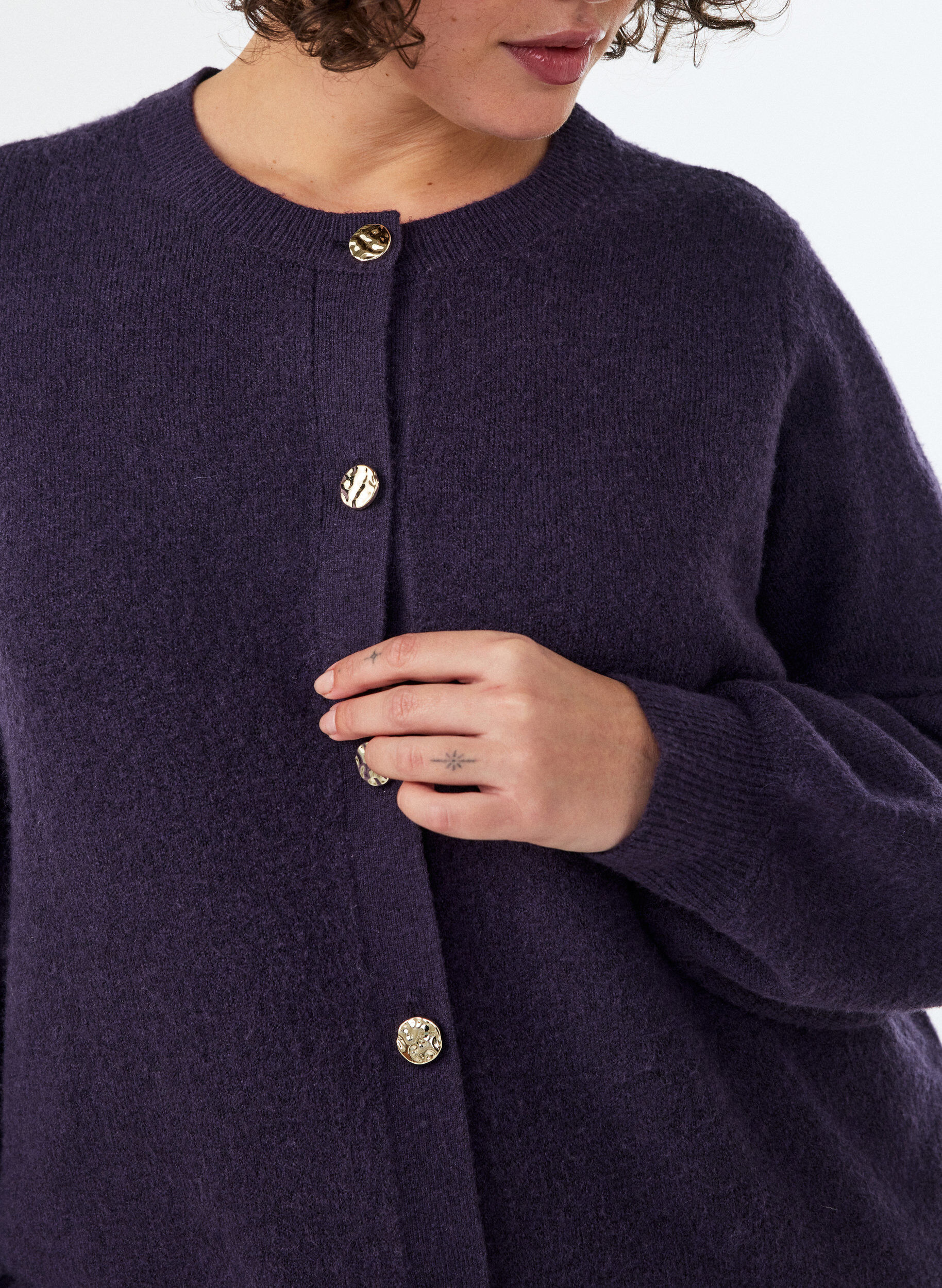 ZizziStrickjacke aus weichem Strick mit goldfarbenen Kn&ouml;pfen, Lila, Model image number 3