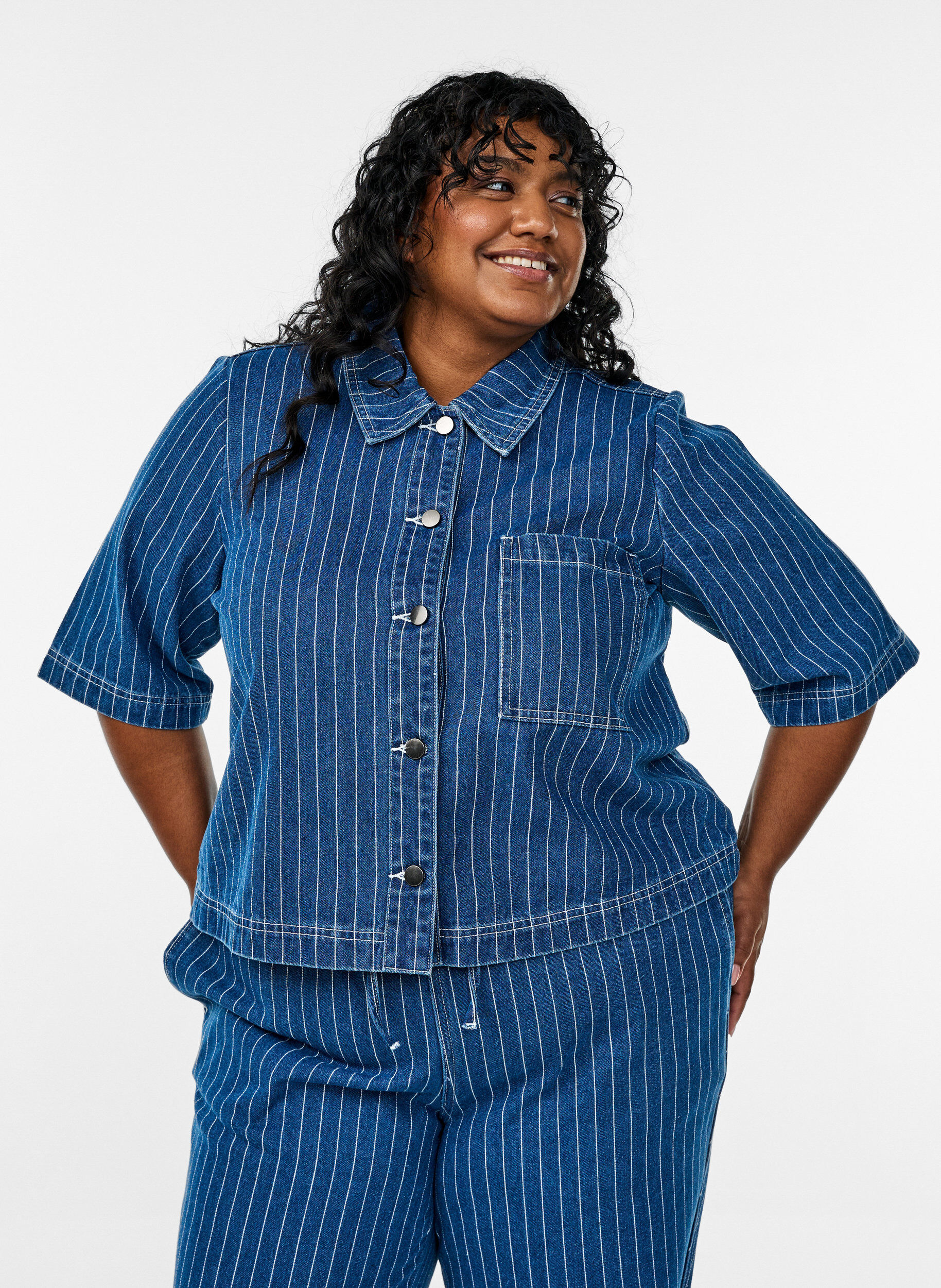 Zizzi Kurze gestreifte Jeansbluse, Blau, Model image number 0