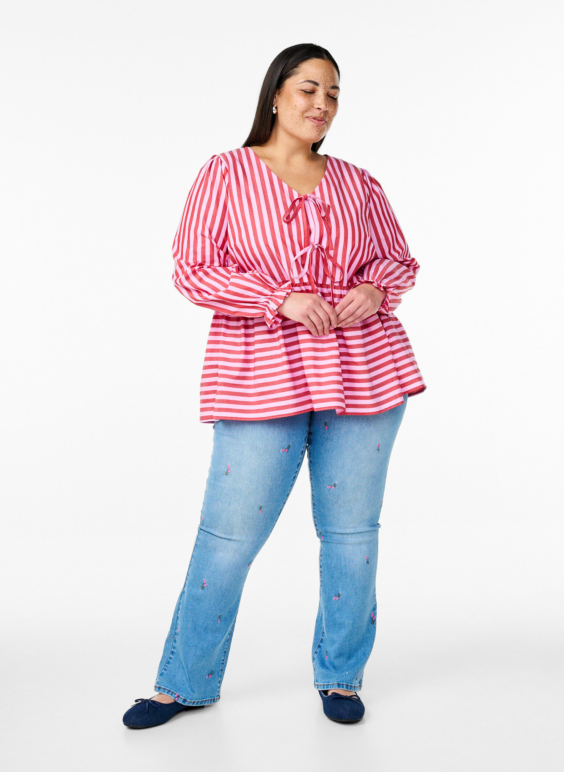 Zizzi Bluse mit Streifen und Schleifen, Rot, Model image number 1