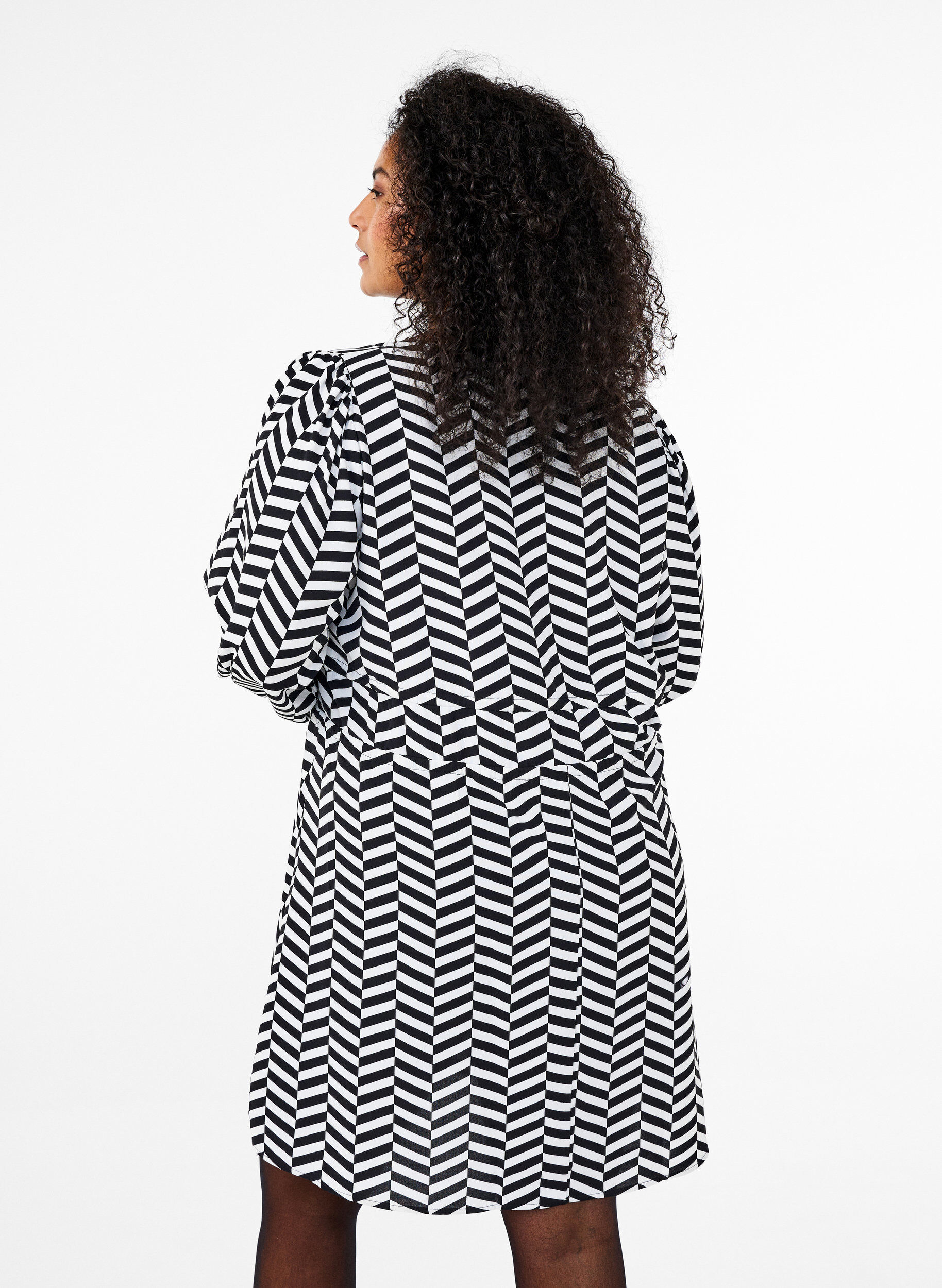 Zizzi Robe avec ceintures &agrave; nouer &agrave; la taille, Noir, Model image number 2