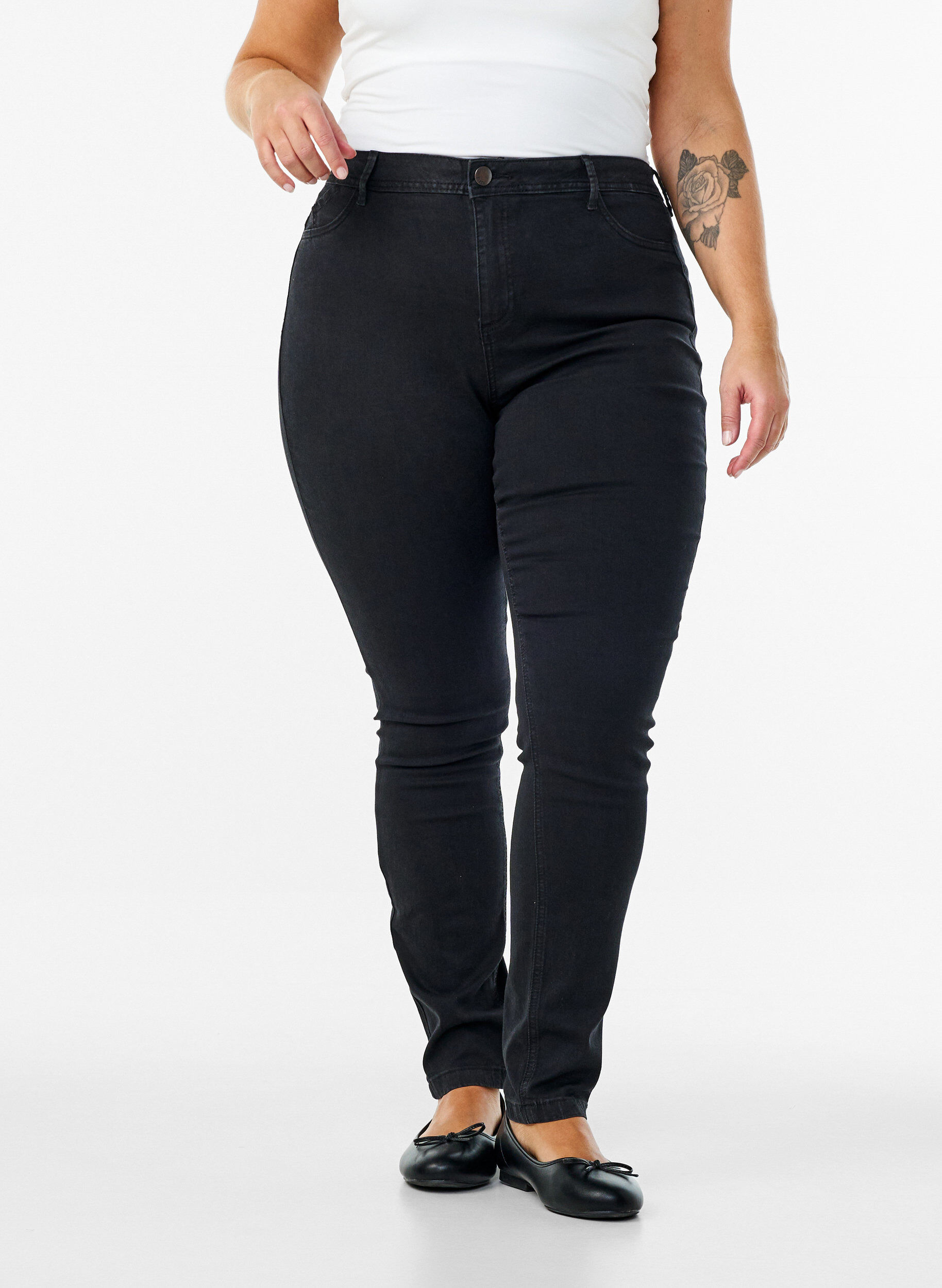 Zizzi Super Slim Amy Jeans mit hoher Taille, Schwarz, Model image number 2