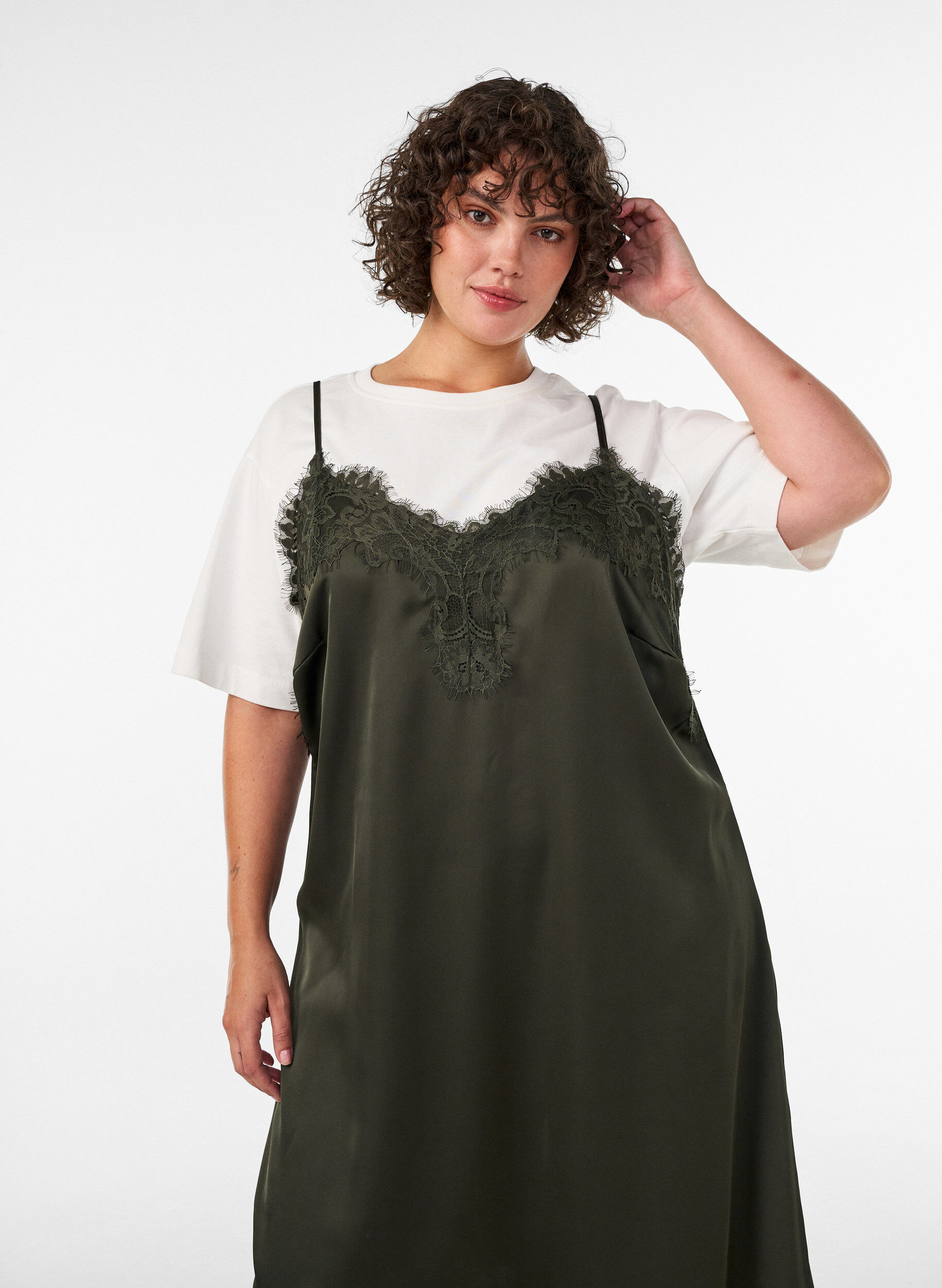 ZizziKleid aus Satin mit Spitze und asymmetrischem Saum, Gr&uuml;n, Model image number 2