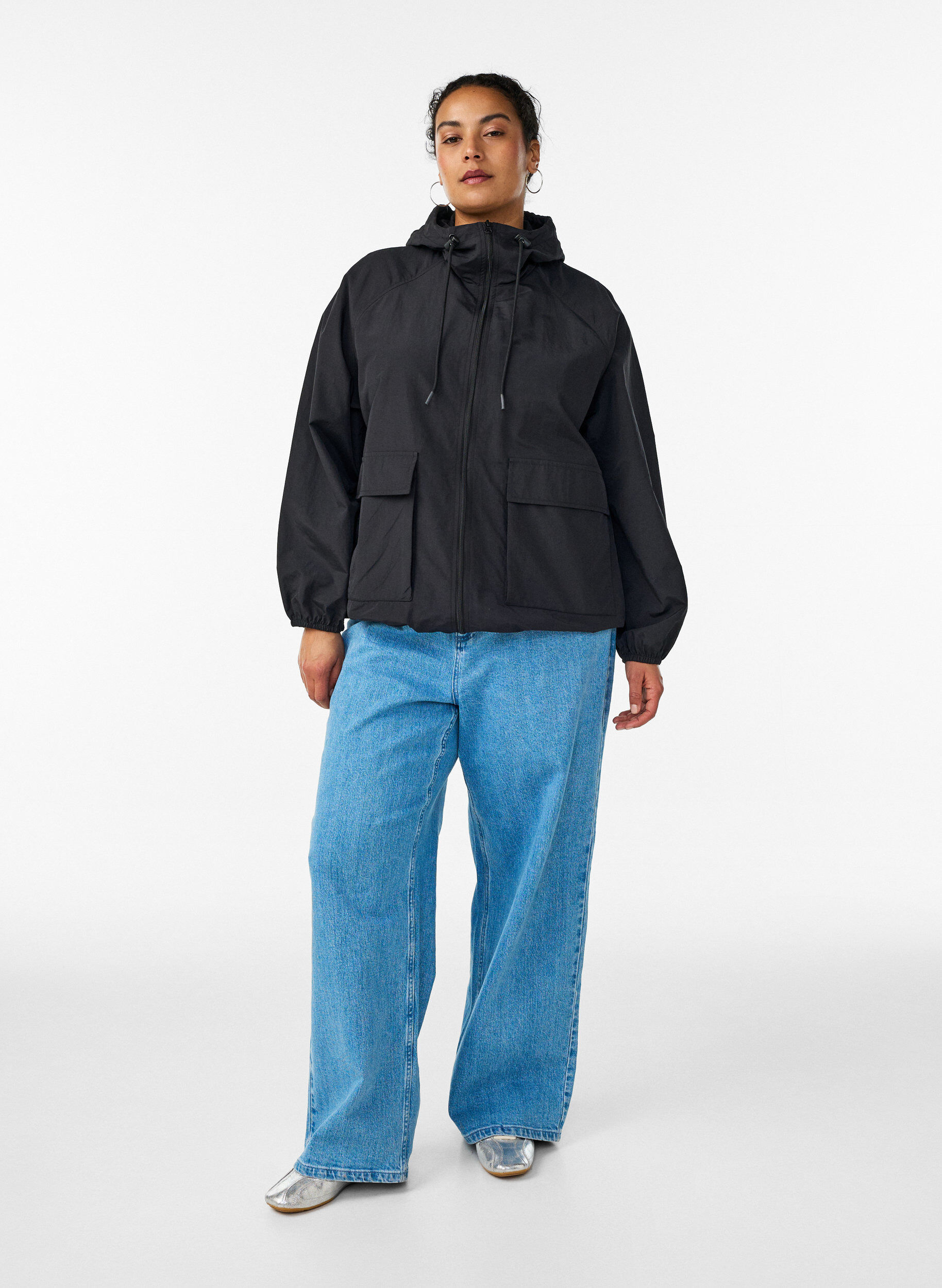 Zizzi Veste l&eacute;g&egrave;re &agrave; capuche avec poches, Noir, Model image number 1