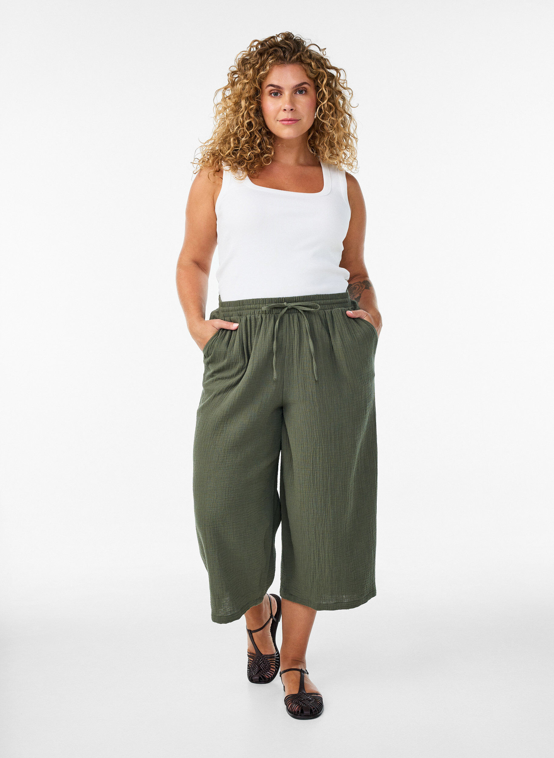 Pantalon culotte en mousseline de coton avec taille haute, Vert, Model