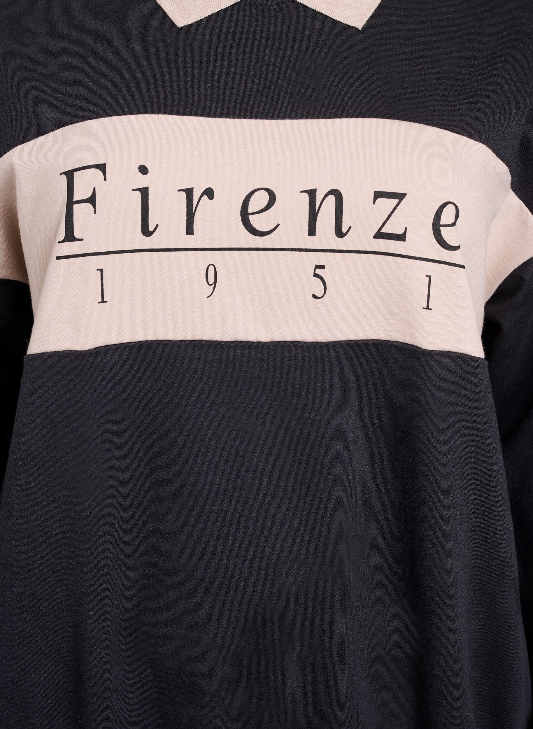 Zizzi Sweatshirt aus Bio-Baumwolle mit Kragen und Kontrastprint, Schwarz, Packshot image number 2