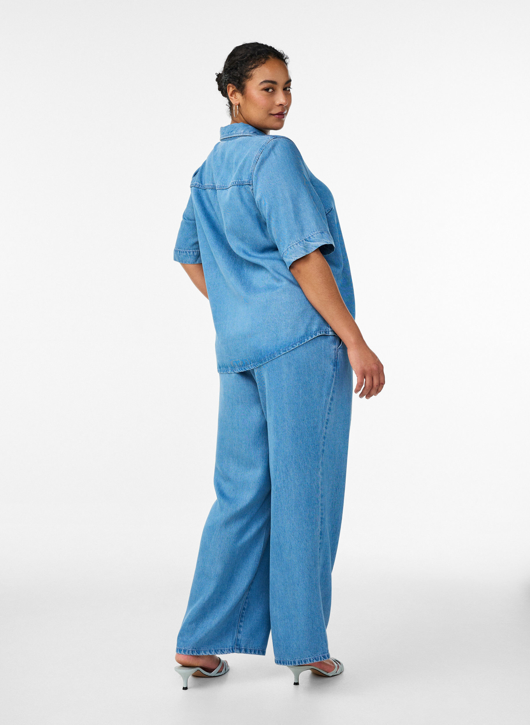 Zizzi Weite Lyocellhose in Denim-Optik, Blau, Model image number 1
