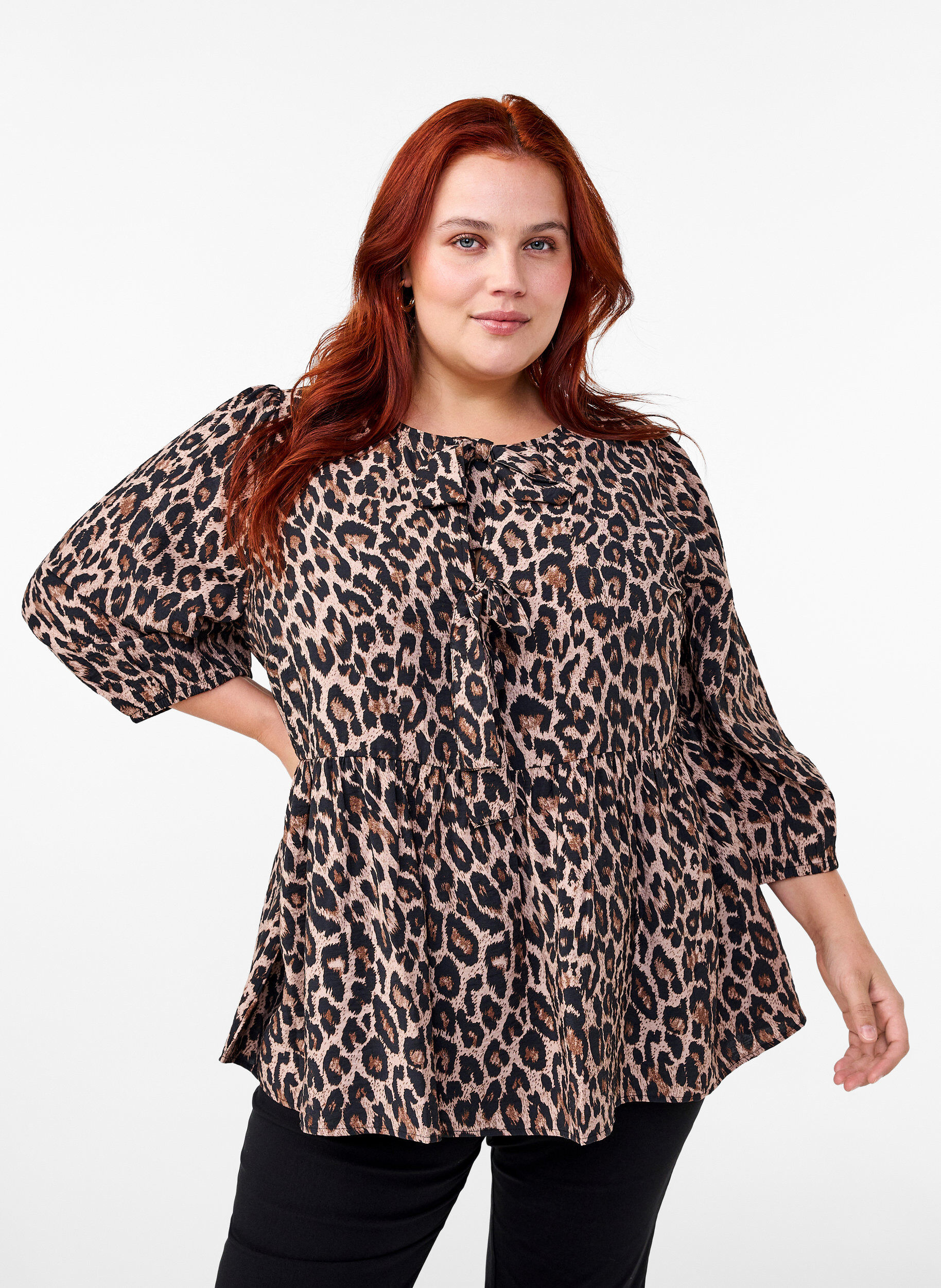 Zizzi Leo Bluse mit Schleife, Leo AOP w. Bow, Model image number 0
