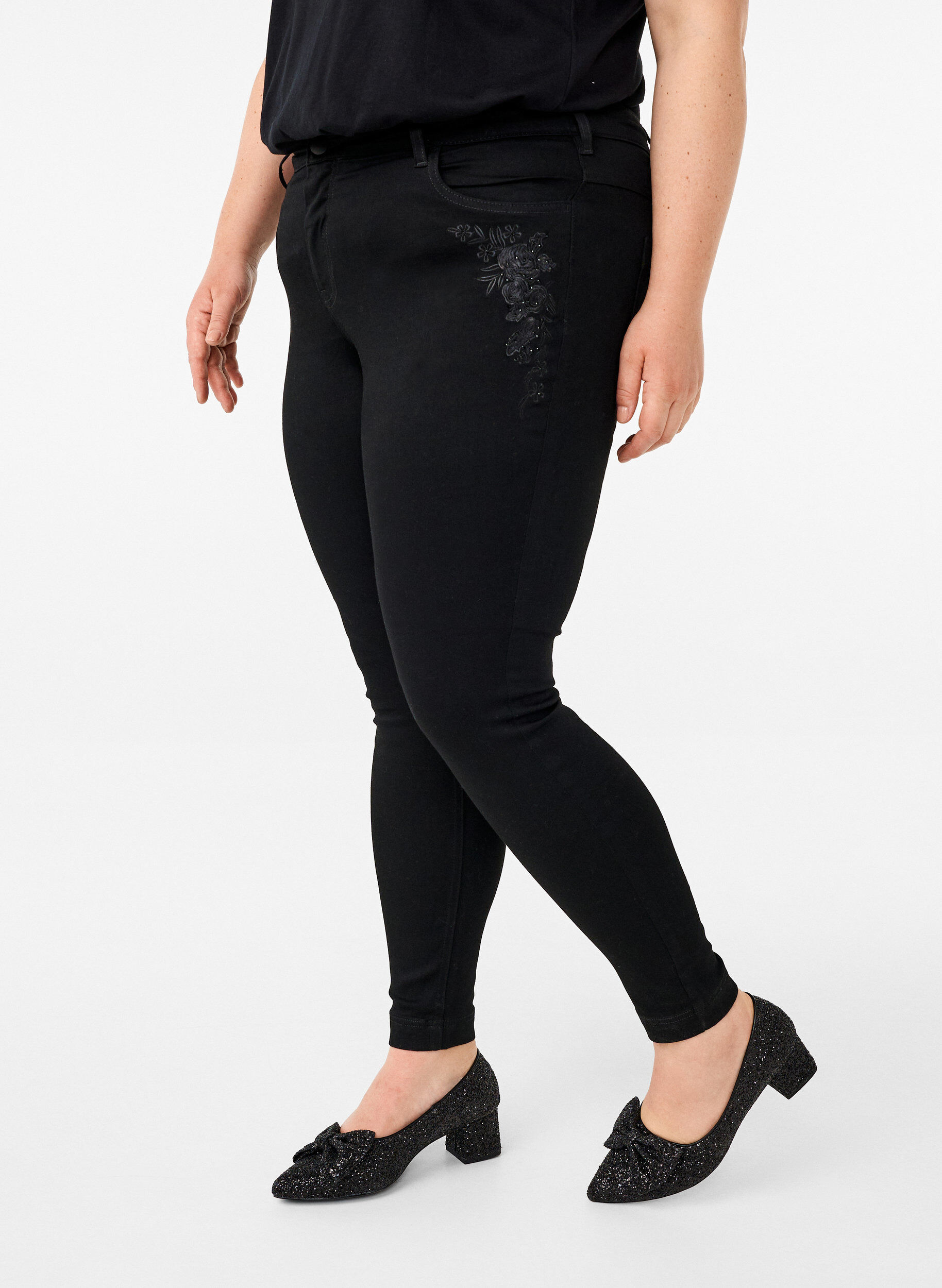 Zizzi  Jeans Amy super slim avec d&eacute;tails brod&eacute;s, Black, Model image number 2