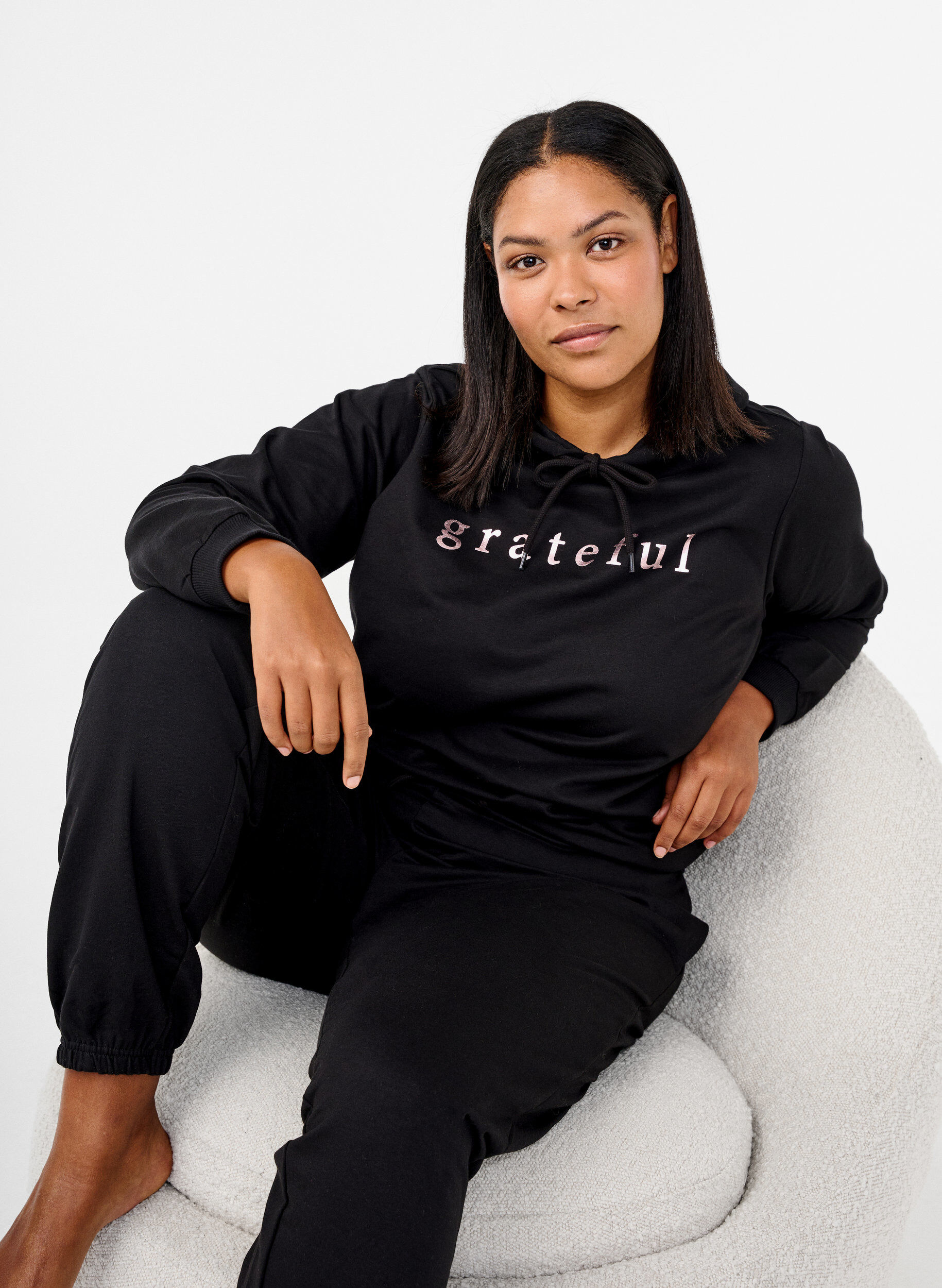 Zizzi Sweatshirt mit Kapuze und Aufdruck, Schwarz, Image image number 0