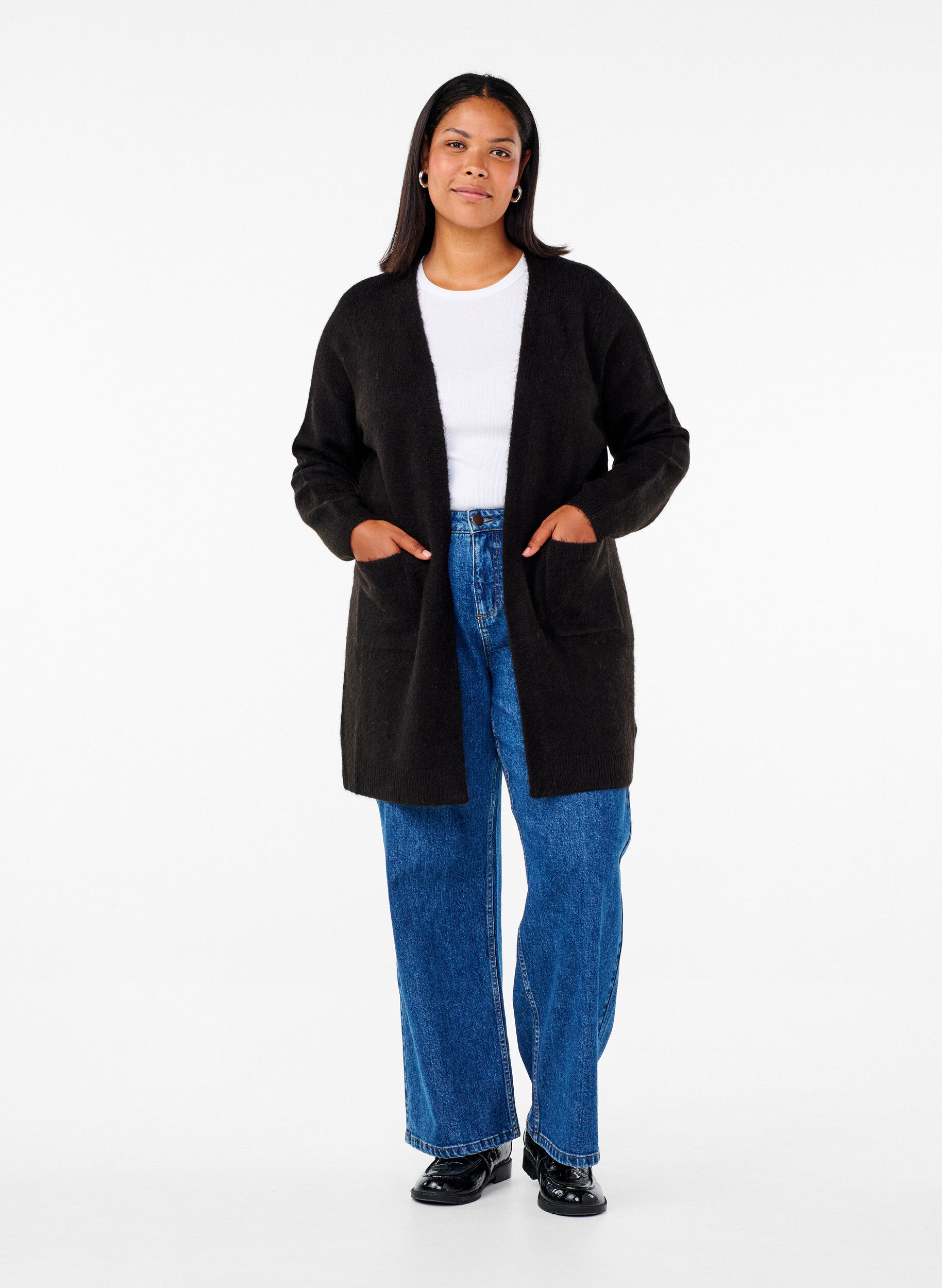 Zizzi Long cardigan tricot&eacute; avec poches, Noir, Model image number 1