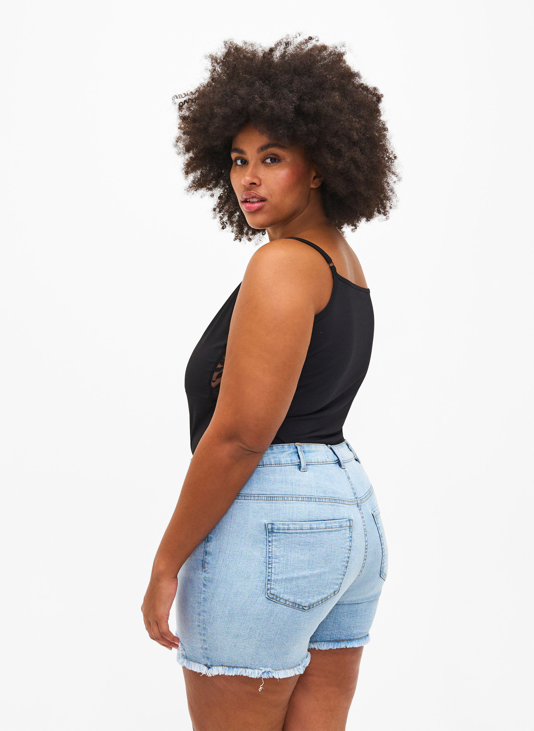 Zizzi Denim-Shorts mit Distressed-Effekt, Light Blue Denim, Model image number 1