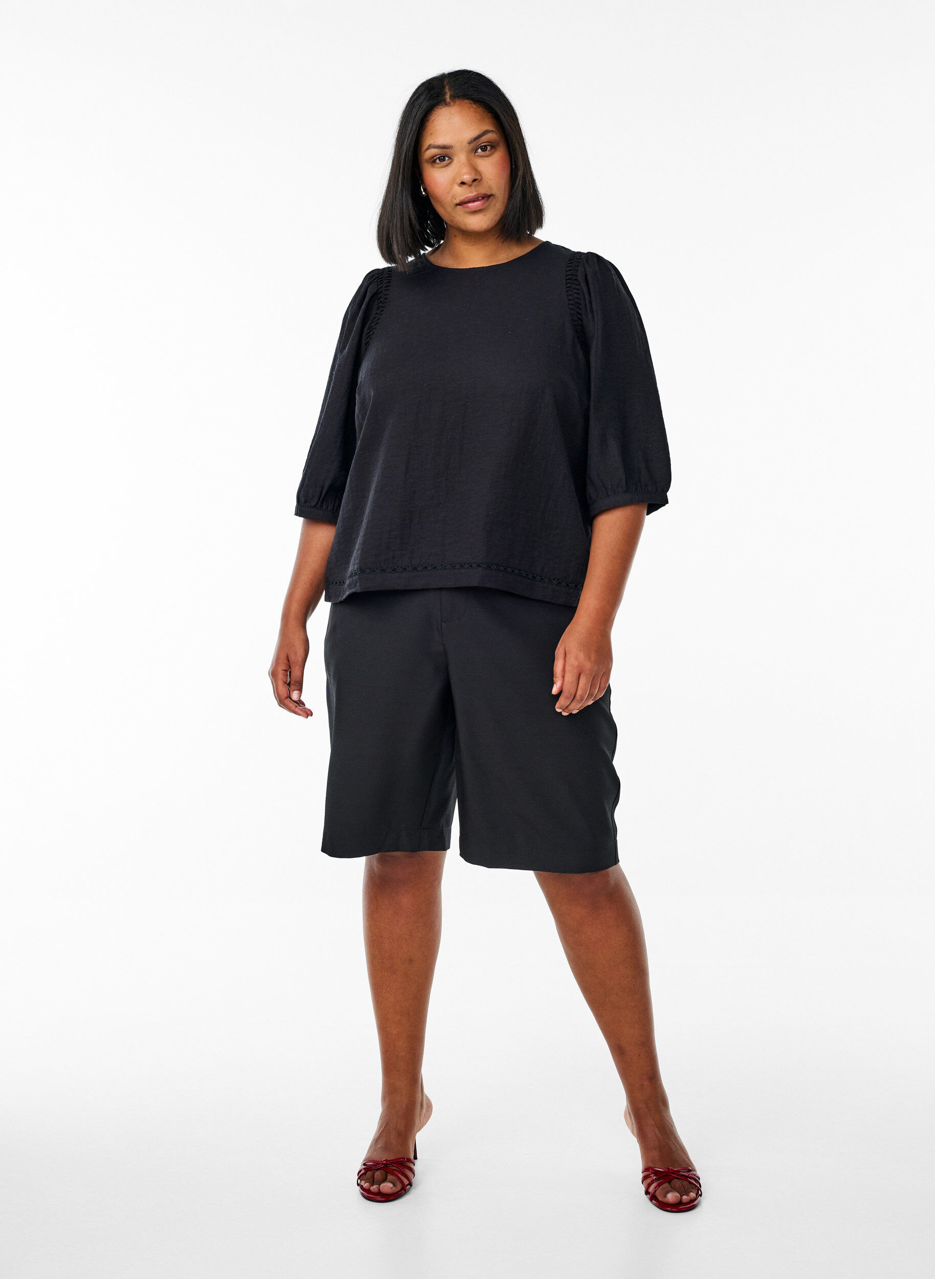 Zizzi Blouse en m&eacute;lange de viscose avec du lin et &eacute;paules fronc&eacute;es, Noir, Model image number 1