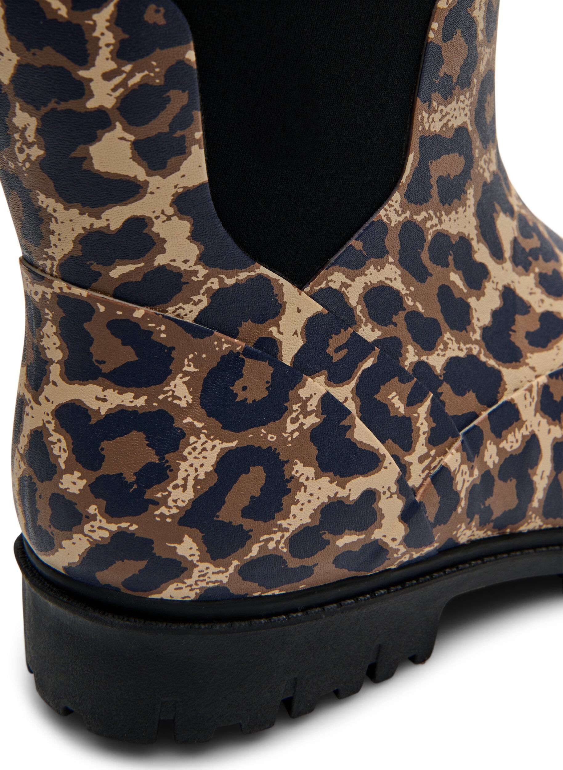 Zizzi Kurze Stiefel mit weitem Schaft aus elastischem Neopren, Leopard AOP, Packshot image number 4