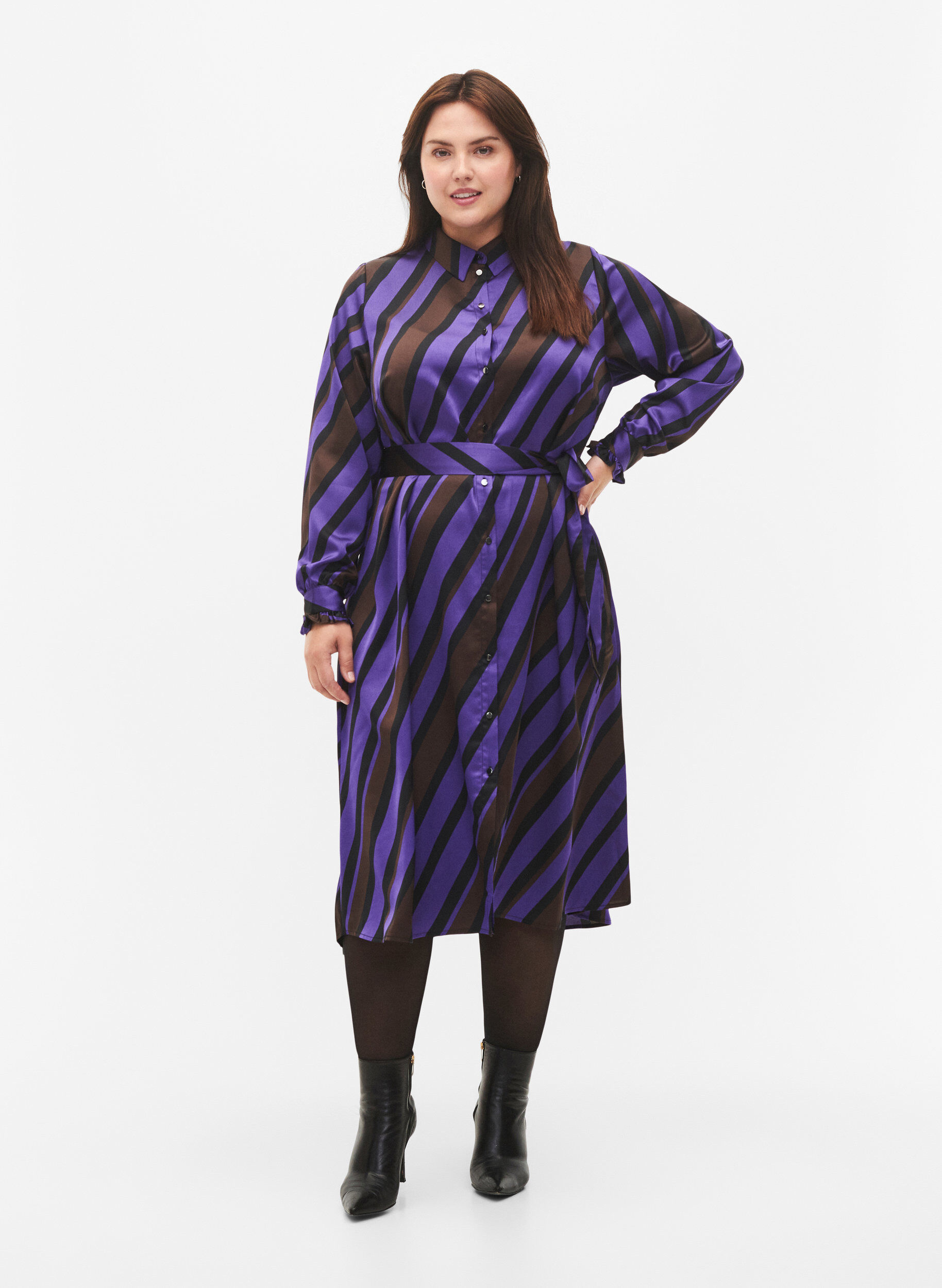 Zizzi Hemdblusenkleid aus Satin mit diagonalen Streifen, Stripe AOP, Model image number 3
