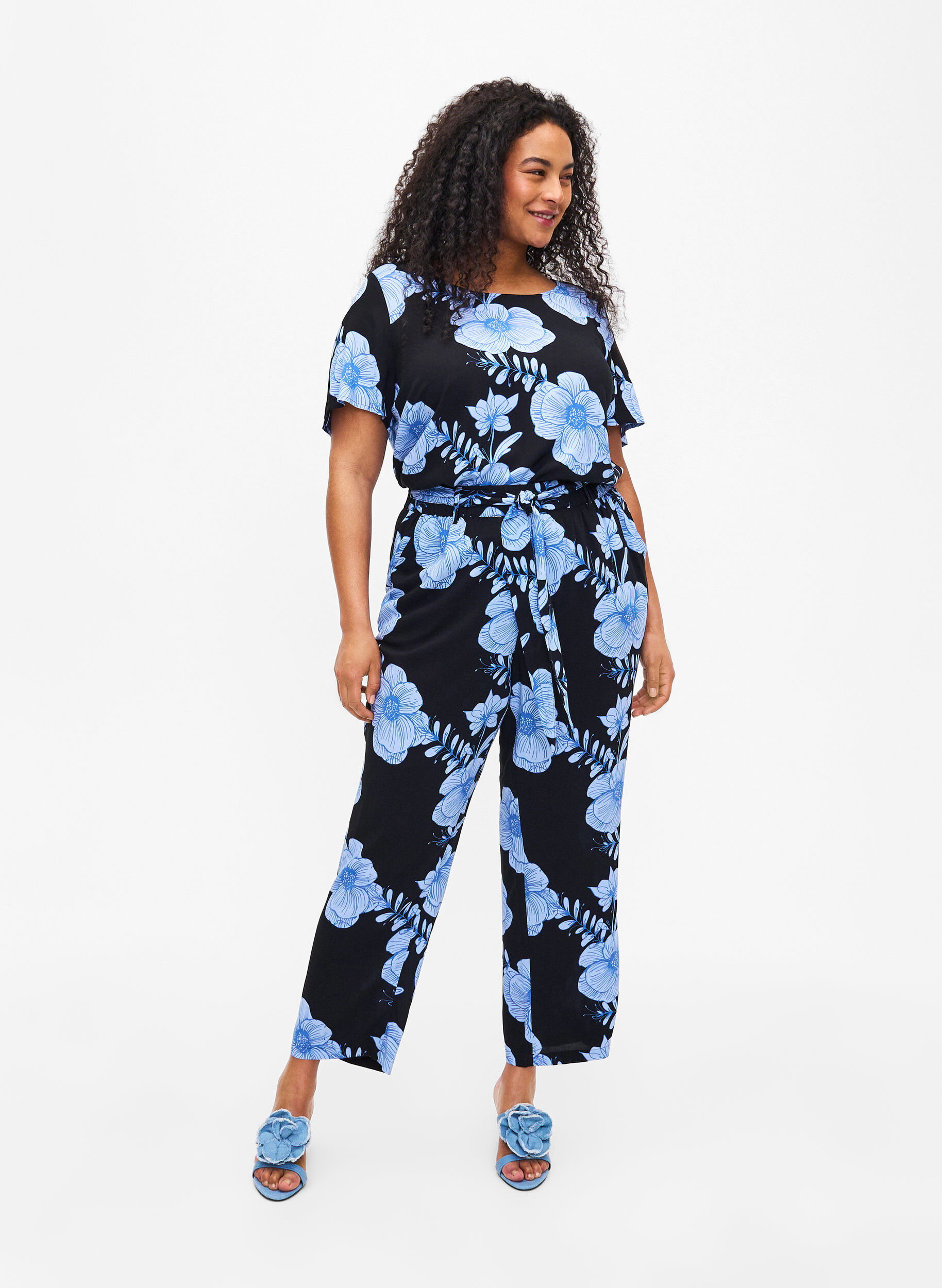 Zizzi FLASH - Chemisier &agrave; manches courtes en viscose avec imprim&eacute;, Noir, Model image number 1