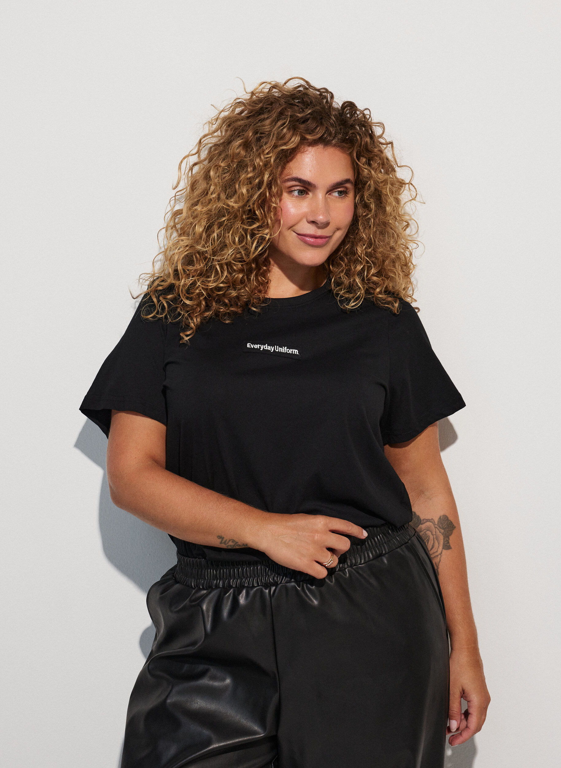 ZizziT-Shirt aus Baumwolle mit Text-Badge, Schwarz, Model image number 0