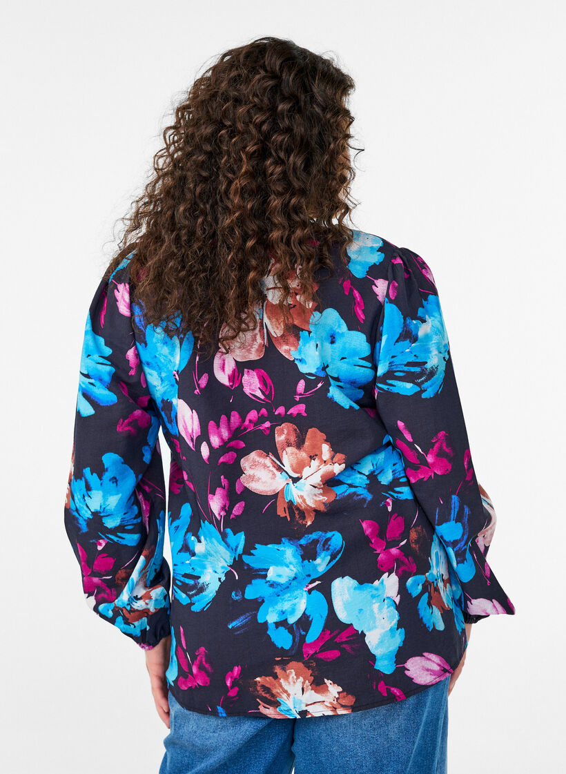 Blouse en viscose avec imprim&eacute; floral et manches longues, Noir, Model image number 2