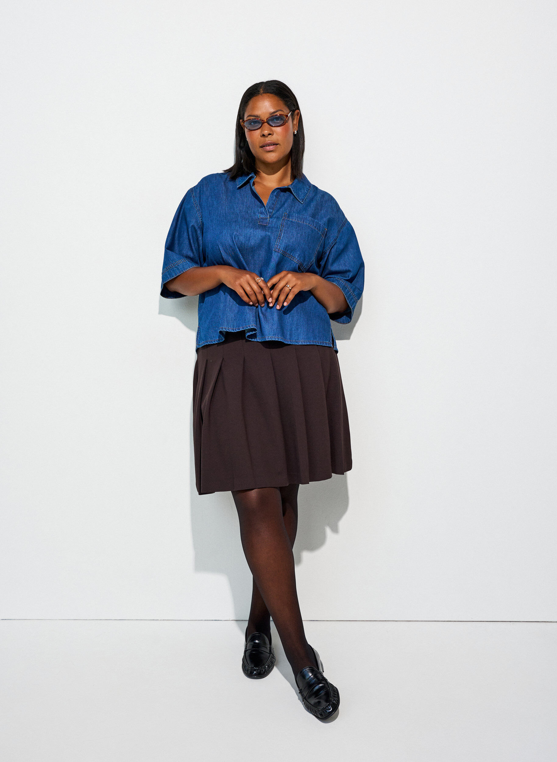 ZizziJeansbluse mit Brusttasche und ellenbogenlangen &Auml;rmeln, Blau, Model image number 1